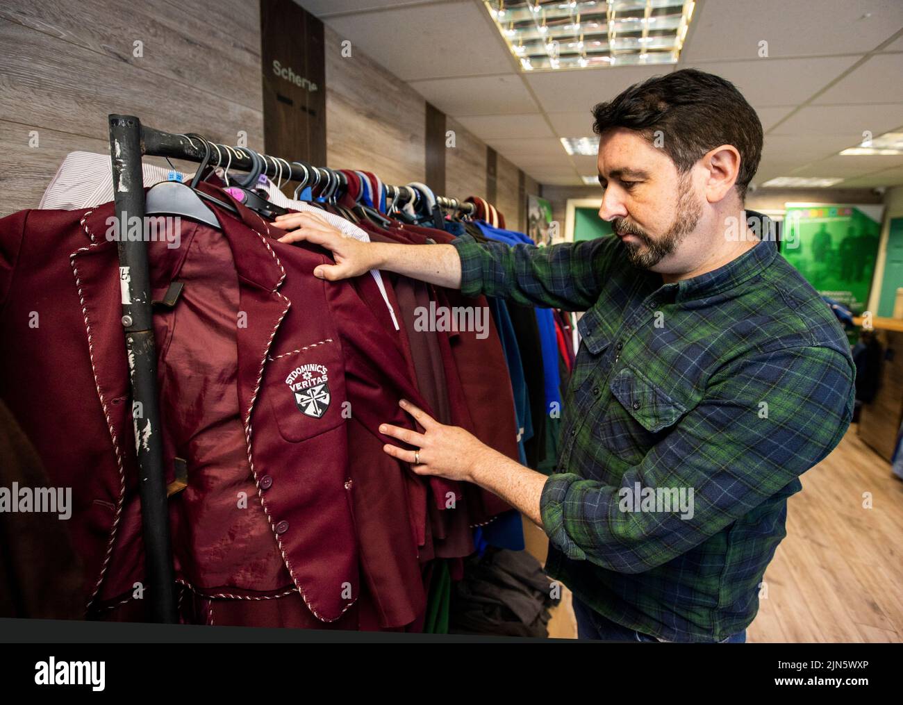 Paul Doherty, Gründer und Direktor von Foodstock Charity, im beliebten Schuluniform-Laden von Foodstock an der Andersonstown Road im Westen von Belfast. Stockfoto