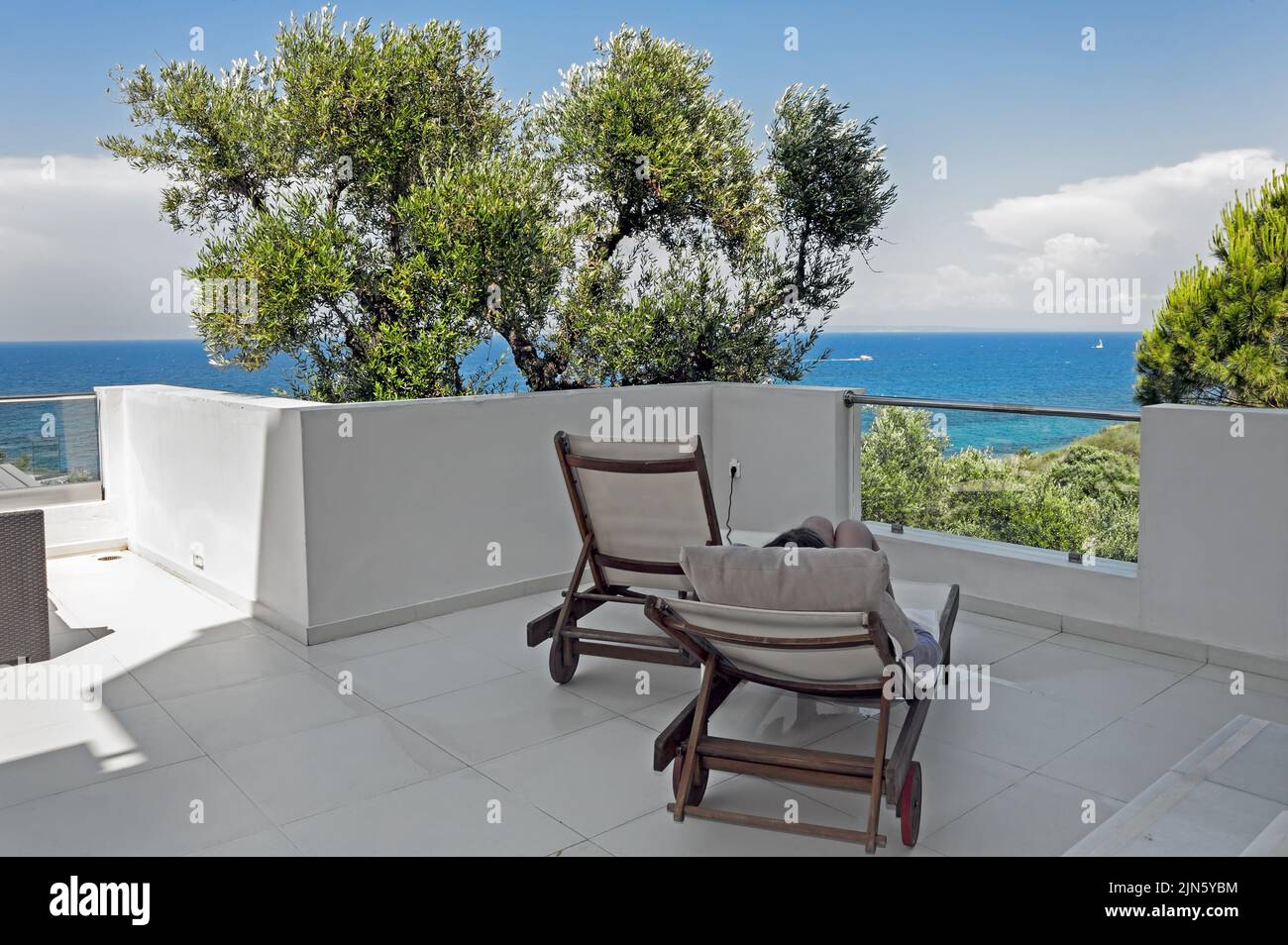 Zwei Liegestühle auf einer Terrasse in der Stadt Akrotiri auf der griechischen Insel Zakinthos Stockfoto