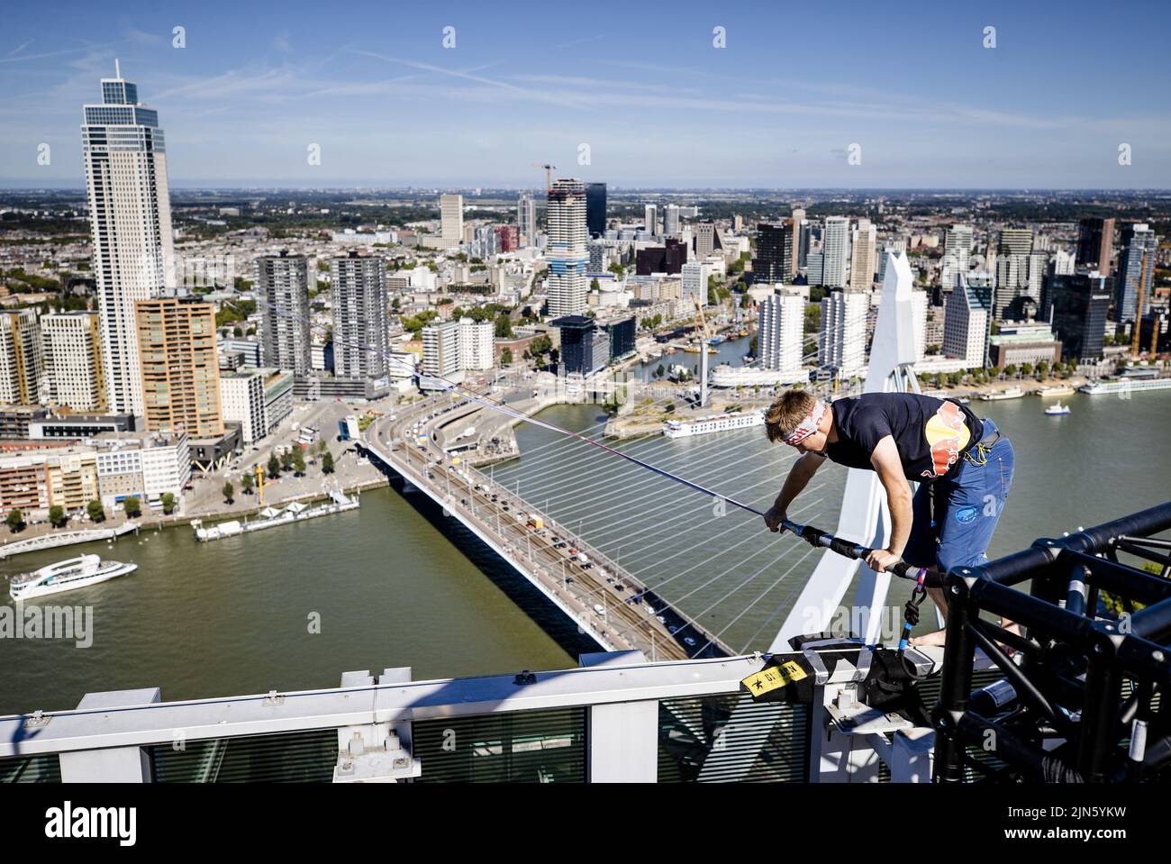 Rotterdam, Niederlande. 09. August 2022. 2022-08-09 11:27:28 ROTTERDAM - der estnische Slackliner Jaan Roose geht in fast 188 Metern Höhe über ein Gurtband von De Rotterdam auf der Wilhelminapier zu den De Zalmhaven-Türmen an der Erasmus-Brücke. ANP SEM VAN DER WAL netherlands Out - belgium Out Credit: ANP/Alamy Live News Stockfoto