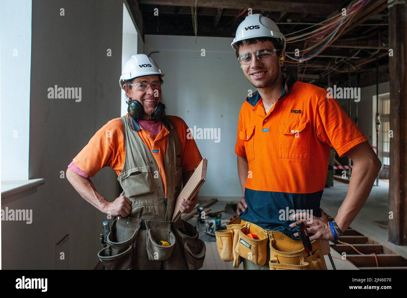 Zimmermann und Ihr Lehrling arbeiten an der Renovierung des Tasmanischen Museums und der Aart Gallery un Hobart Stockfoto
