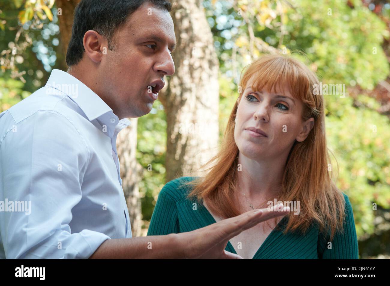 Edinburgh Schottland, Großbritannien 09. August 2022. Anas Sarwar, der schottische Labour-Vorsitzende, und die Parlamentsabgeordnete von Angela Rayner besuchen Kidzcare, eine Kinderbetreuungseinrichtung, um sich mit Mitarbeitern zu treffen und mehr über den Service zu erfahren, den das Zentrum bietet Stockfoto