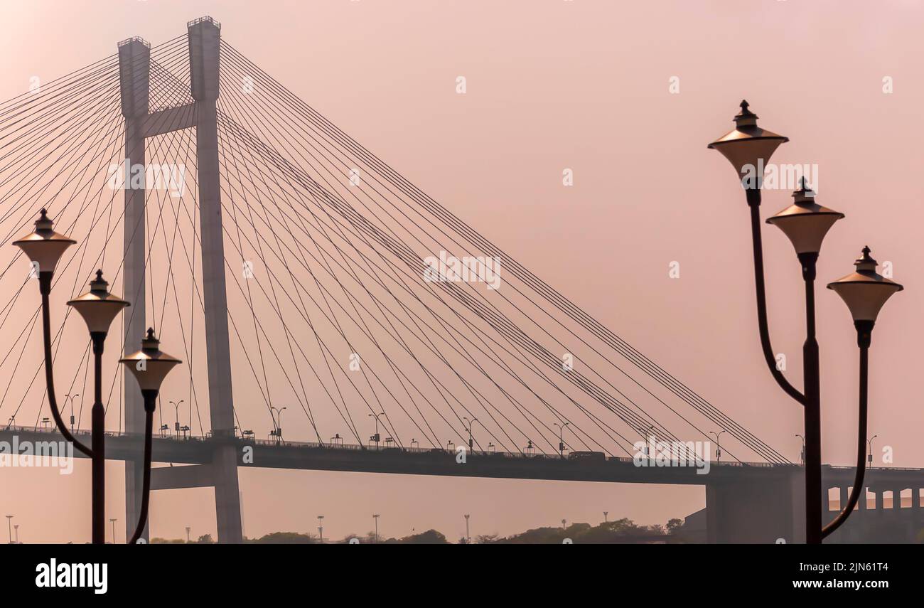 Kabel, die das Deck der ersten und längsten Kabelbrücke in Indien unterstützen: Die zweite Hooghly-Brücke, auch bekannt als Vidyasagar Setu. Stockfoto