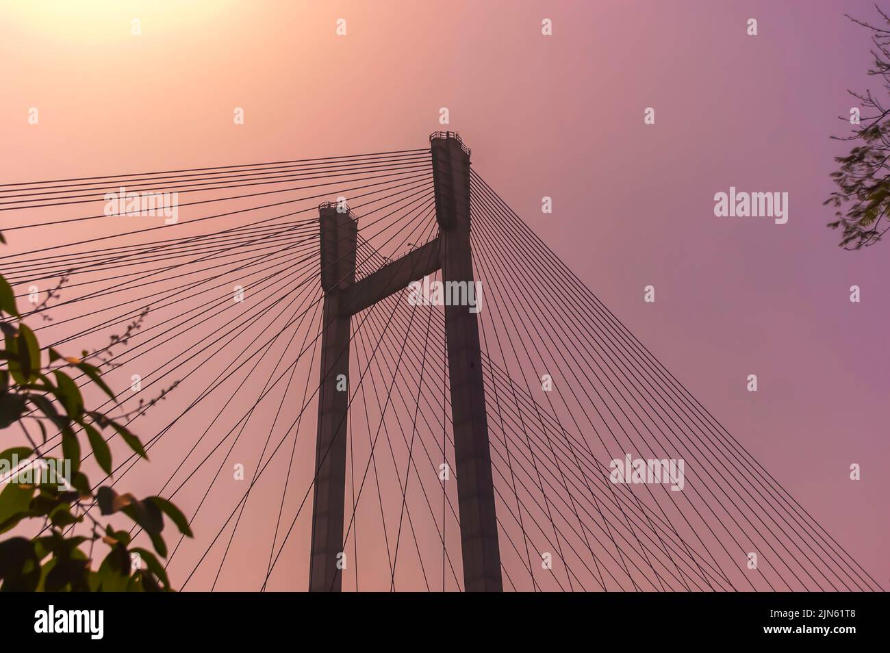 Kabel, die das Deck der ersten und längsten Kabelbrücke in Indien unterstützen: Die zweite Hooghly-Brücke, auch bekannt als Vidyasagar Setu. Stockfoto