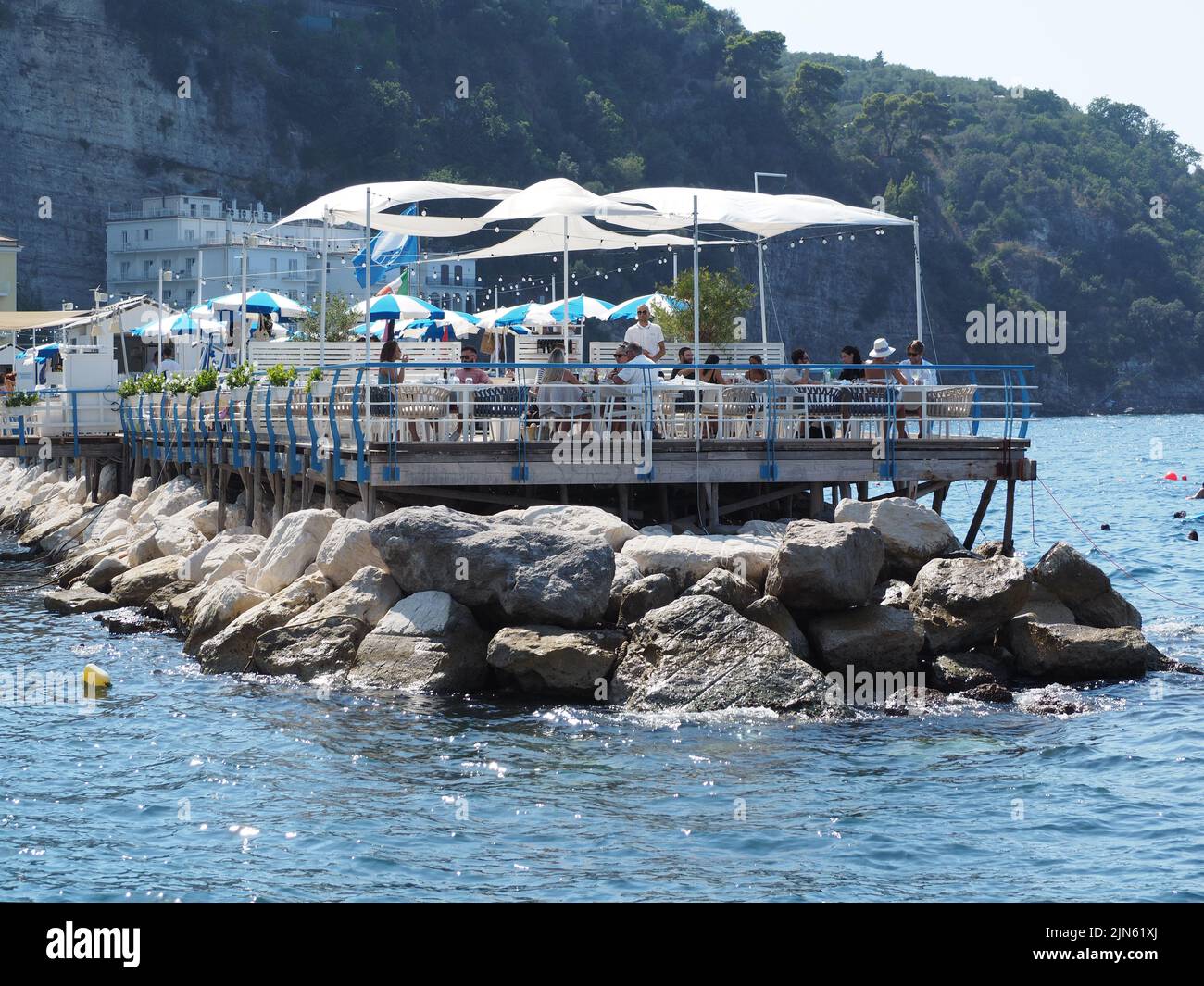 Die Küste von Sorrento ist sehr felsig und es gibt keinen Strand, deshalb benutzen die Leute zum Genießen des Meeres Piers wie diesen in Marina Grande, Sorrento, Italien Stockfoto