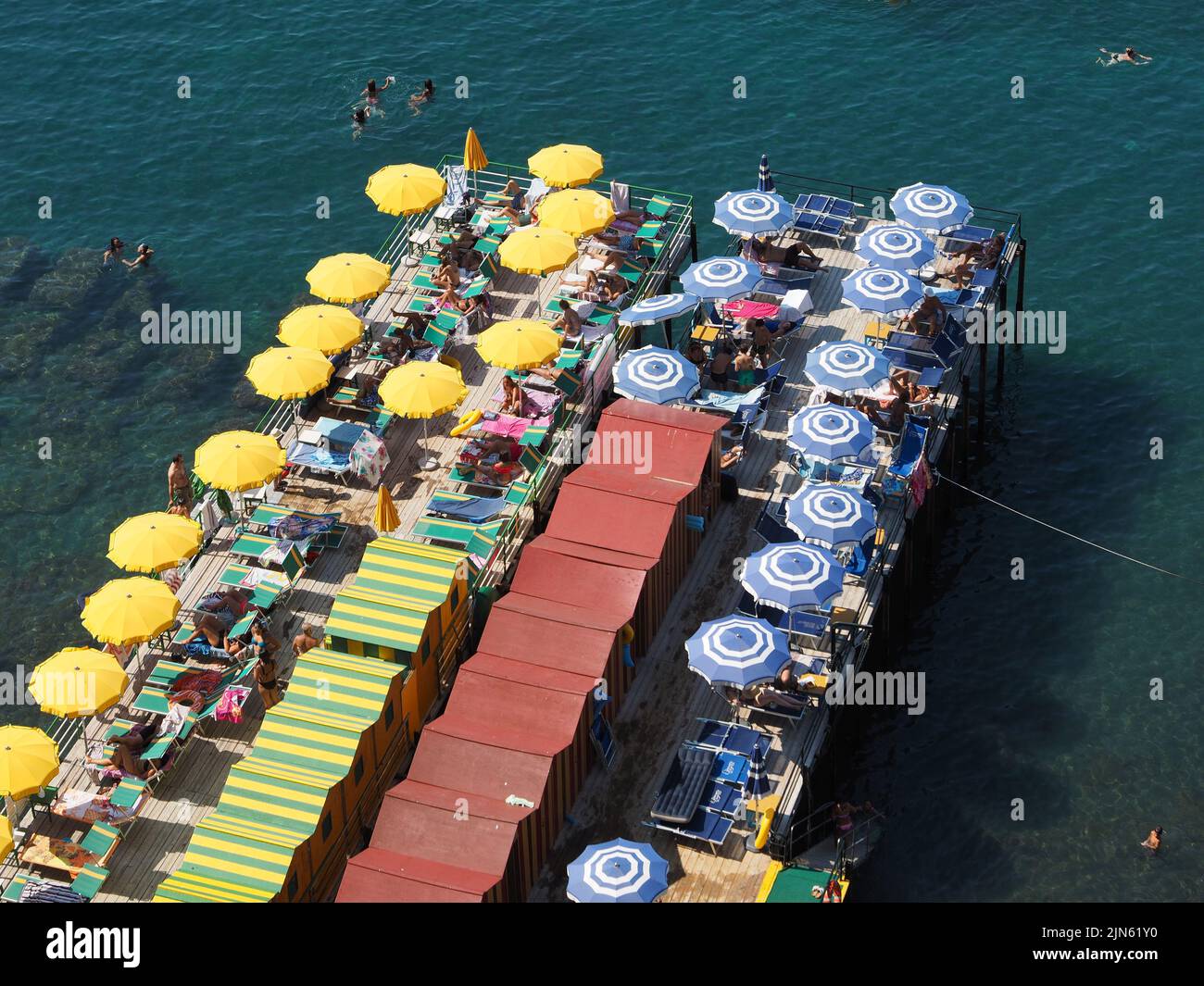 Der kleine Strand in Sorrento, Kampanien, Italien, wird mit Piers wie diesem erweitert. Stockfoto