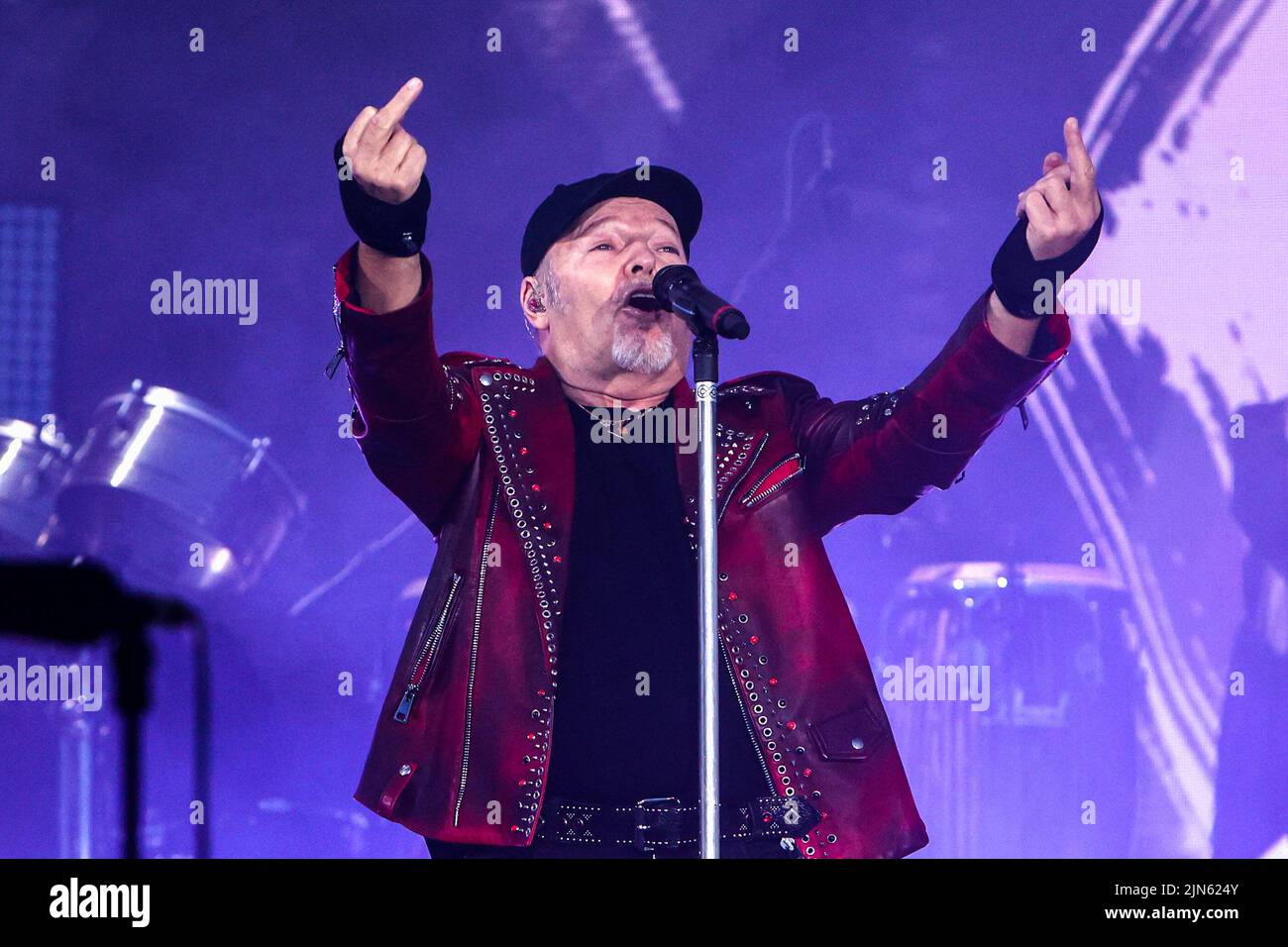 Vasco Rossi spielt live auf der Bühne des Ippodromo La Maura in Mailand. Stockfoto