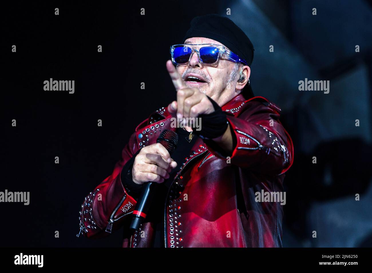 Vasco Rossi spielt live auf der Bühne des Ippodromo La Maura in Mailand. Stockfoto