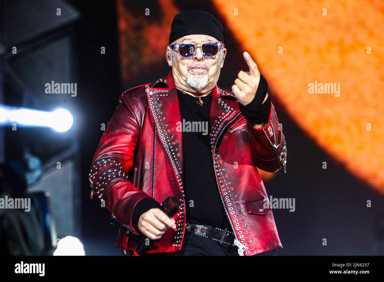 Vasco Rossi spielt live auf der Bühne des Ippodromo La Maura in Mailand. Stockfoto