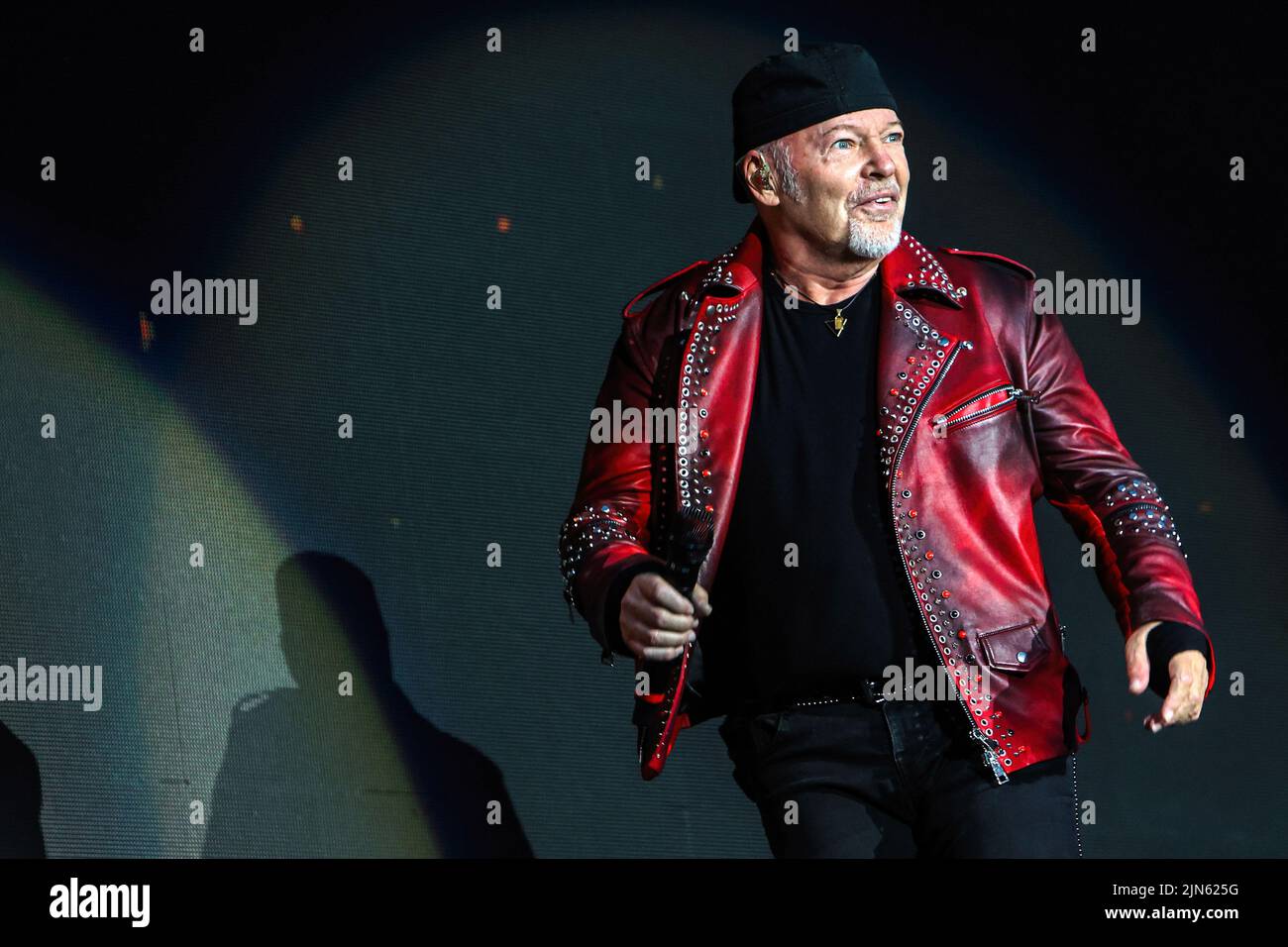 Vasco Rossi spielt live auf der Bühne des Ippodromo La Maura in Mailand. Stockfoto