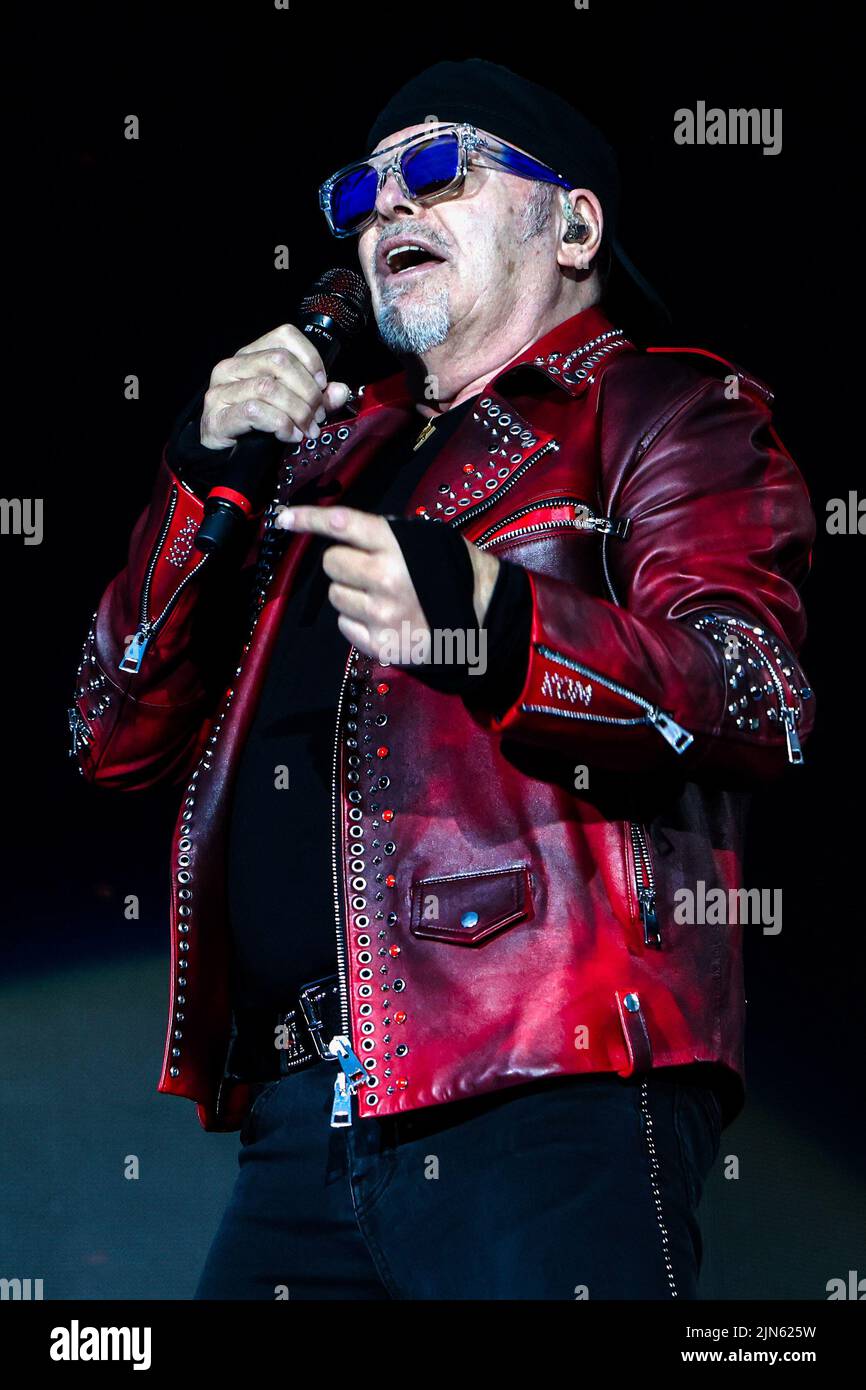 Vasco Rossi spielt live auf der Bühne des Ippodromo La Maura in Mailand. Stockfoto