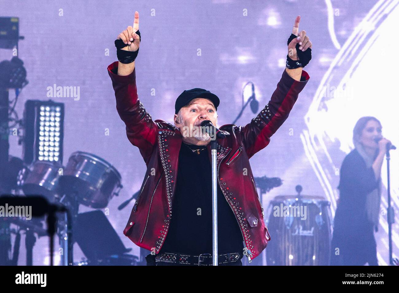 Vasco Rossi spielt live auf der Bühne des Ippodromo La Maura in Mailand. Stockfoto