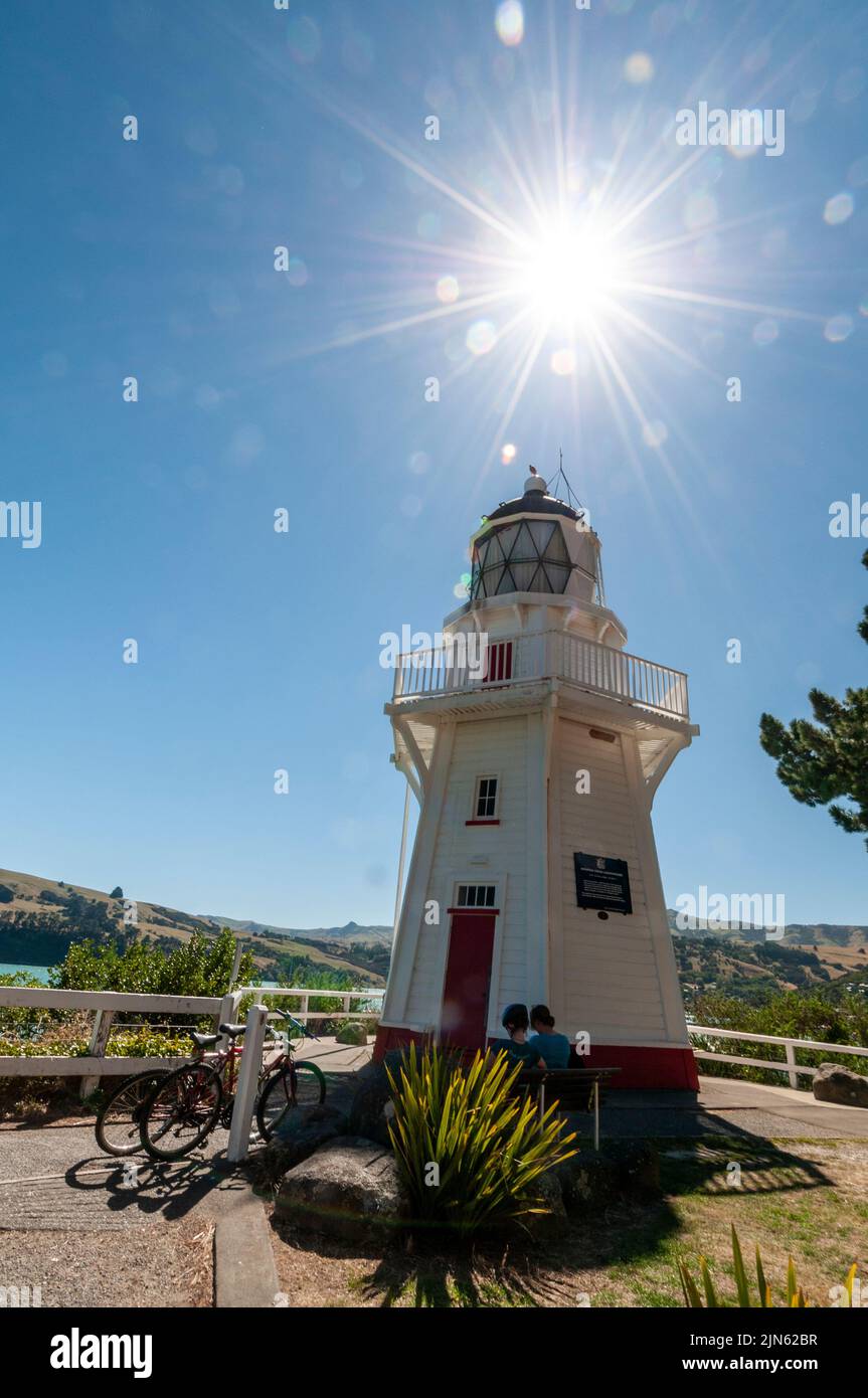 Ein paar Radfahrer und ihre geparkten Fahrräder am Akaroa Head Lighthouse in Akaroa, einer ehemaligen französischen Siedlung auf der Banks Peninsula, Südinsel, Stockfoto