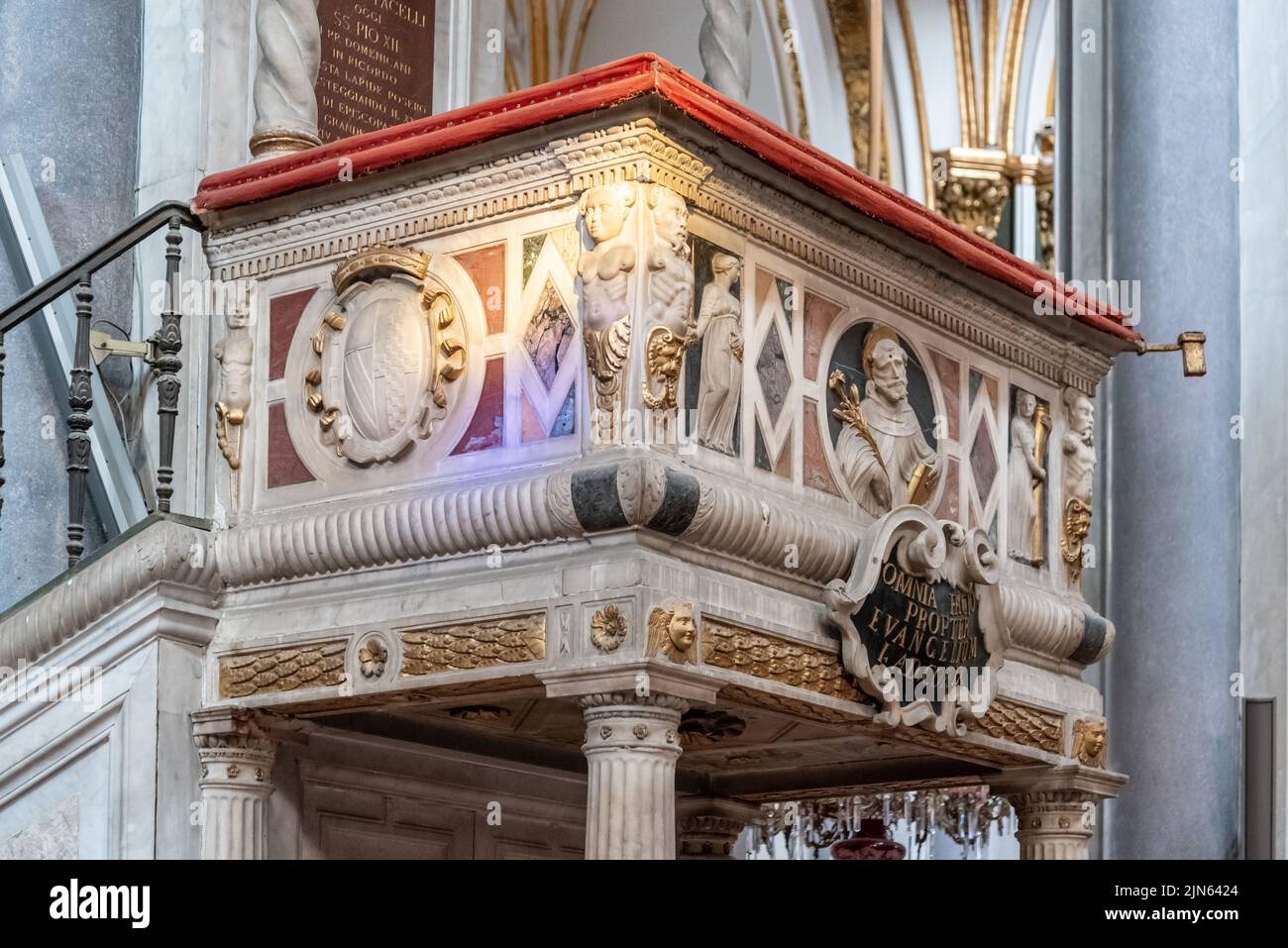 Nahaufnahme einer geschmückten Kanzel in der katholischen Kirche in Neapel, Italien Stockfoto
