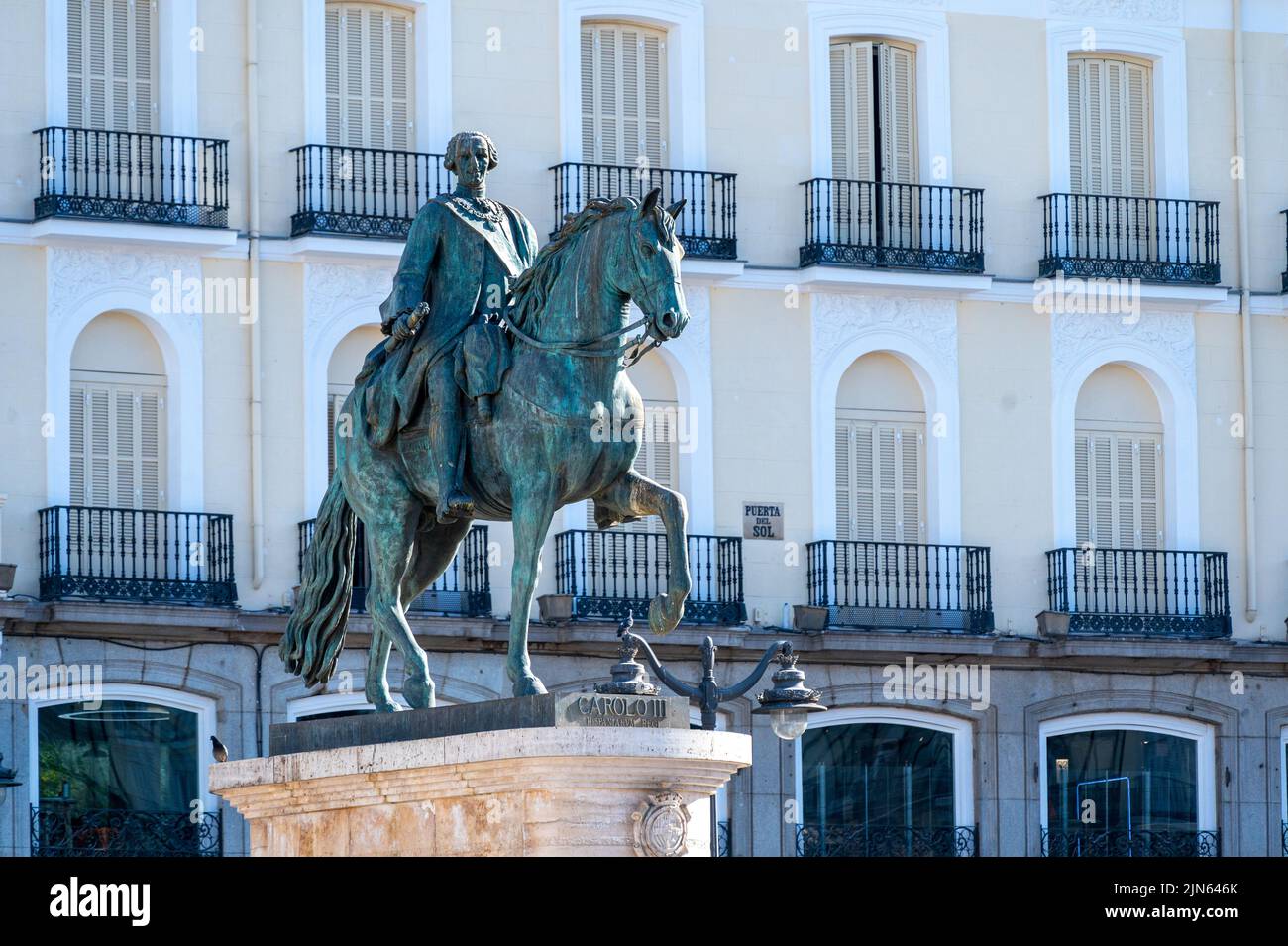 Skulptur oder Statue von Carlos III in der Innenstadt. Die Gegend ist eine Touristenattraktion. Stockfoto
