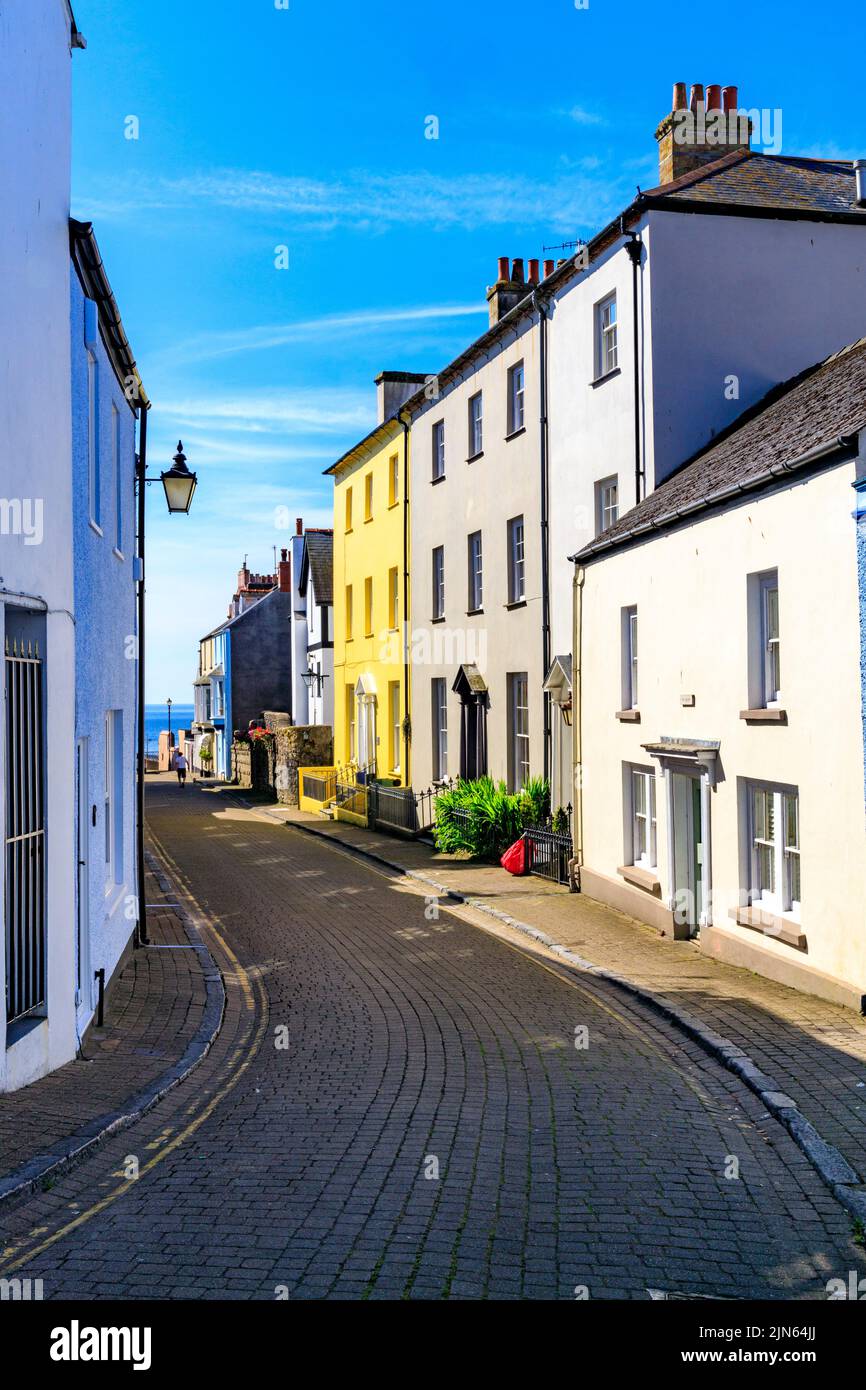 Farbenfrohe georgianische Architektur in der St Mary's Street in Tenby, Pembrokeshire, Wales, Großbritannien Stockfoto
