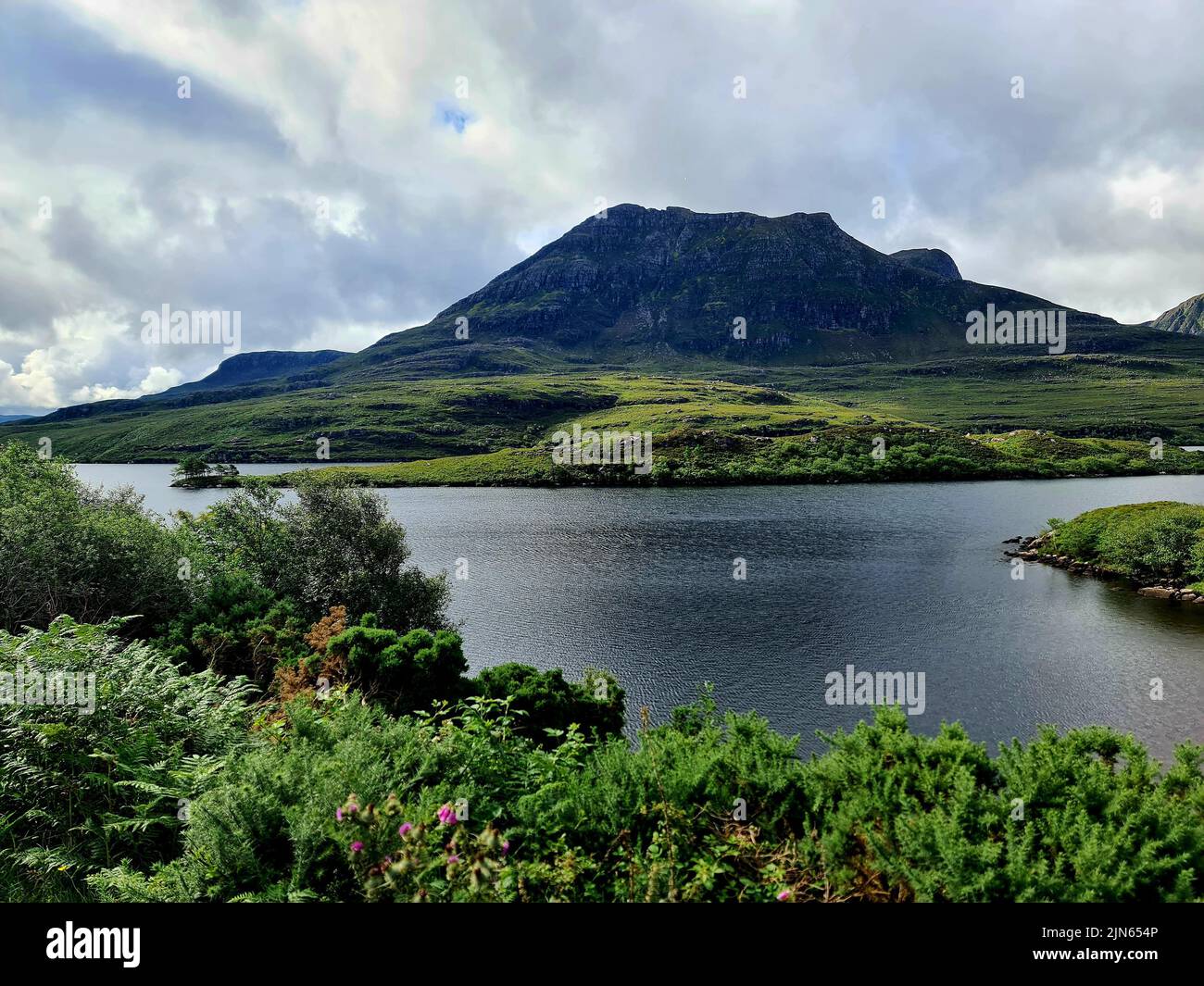 Lake Derryclare Lough in Connemara, Irland. Naturlandschaft. Wunderschöne Szene mit Wasser, Bergen und blauem bewölktem Himmel. Beliebtes Touristenziel Stockfoto