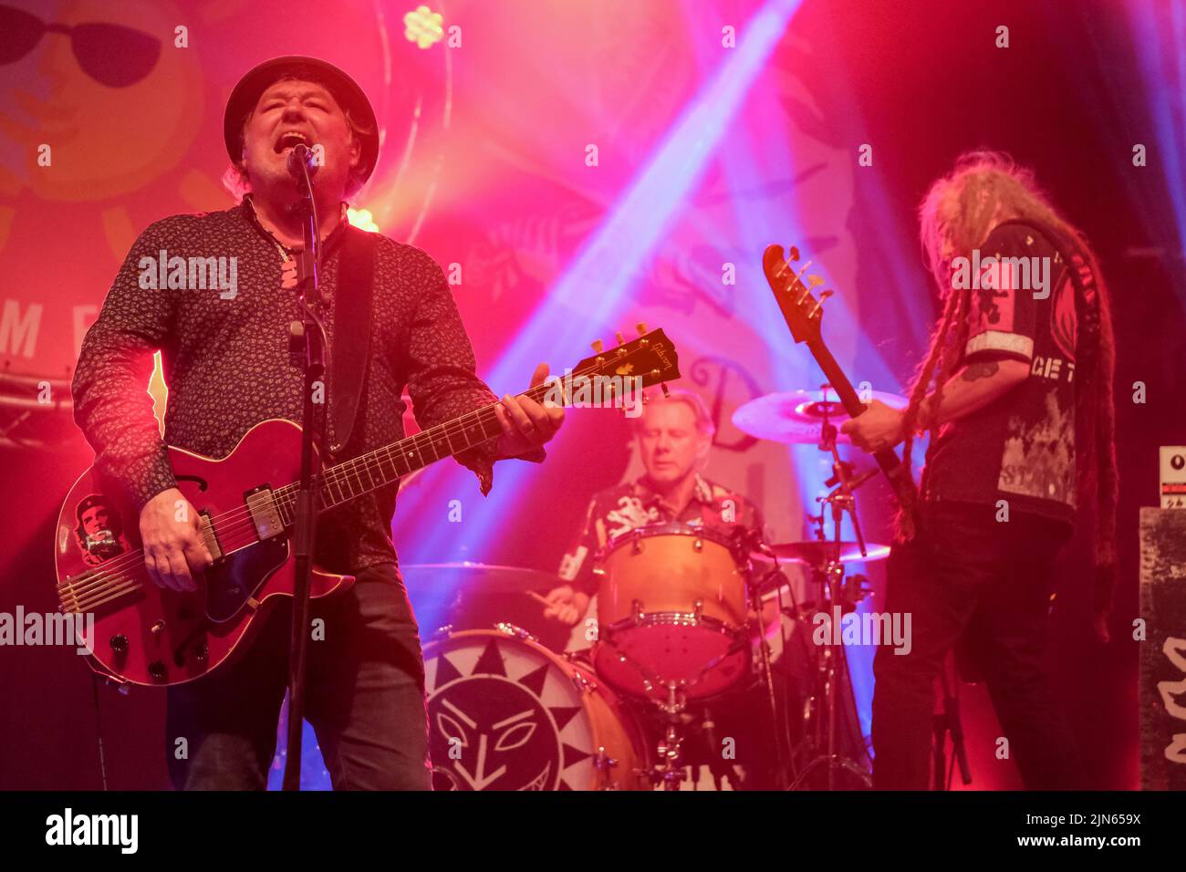 Mark Chadwick und Jeremy Cunningham von den Levelers treten beim Wickham Festival, Hampshire, Großbritannien, auf. 6. August 2022 Stockfoto
