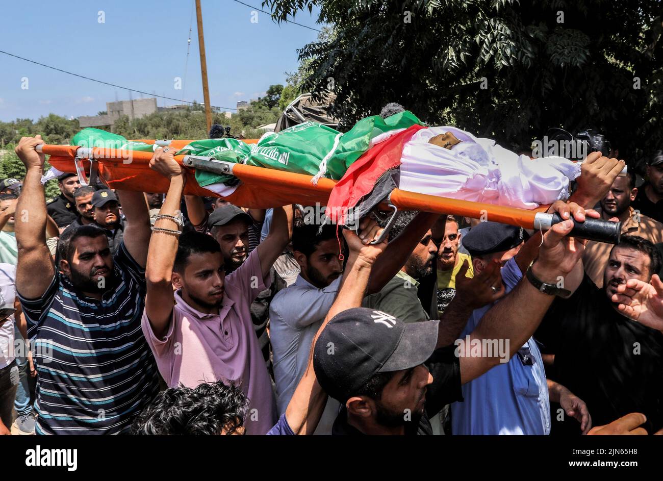 Gaza, Palästina. 08. August 2022. (ANMERKUNG DER REDAKTION: Das Bild zeigt den Tod)Palästinenser tragen die Leiche von Yasser Al Nabaheen und seinen drei Kindern während ihrer Beerdigung, die bei einem israelischen Luftangriff im Flüchtlingslager Bureij im zentralen Gazastreifen getötet wurden. Mit dem Waffenstillstand wurden 3 Tage der Gewalt zwischen dem islamischen Dschihad und Israel beendet, die am Freitag begann, als Israel die Führer seines militärischen Flügels für den Islamischen Dschihad, Tayseer Al-Jabari, und Khaled Mansour im Gazastreifen tötete. Kredit: SOPA Images Limited/Alamy Live Nachrichten Stockfoto