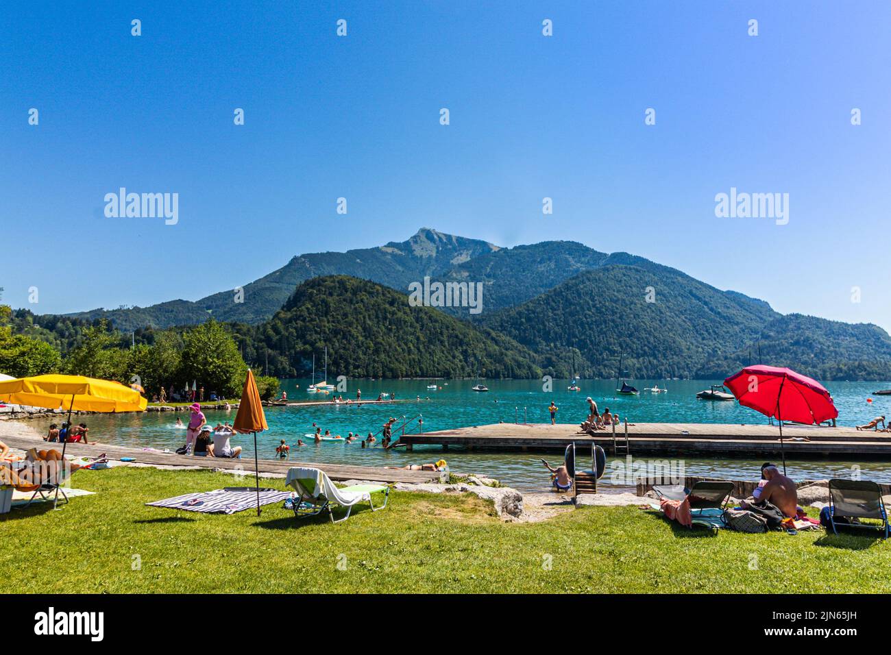 Der Hafen von St. Gilgen, einem Dorf am Wolfgangsee im österreichischen Bundesland Salzburg, im Salzkammergut. Österreich Stockfoto