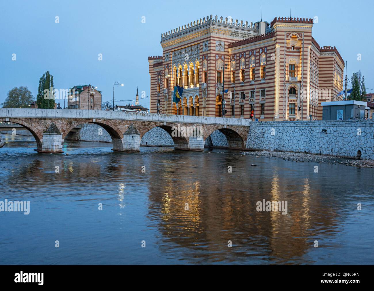 Sarajevo, Bosnien - 2. Mai 2022 - das Bibliotheksgebäude war vor dem Krieg das Rathaus und die Lateinische Brücke. Stockfoto
