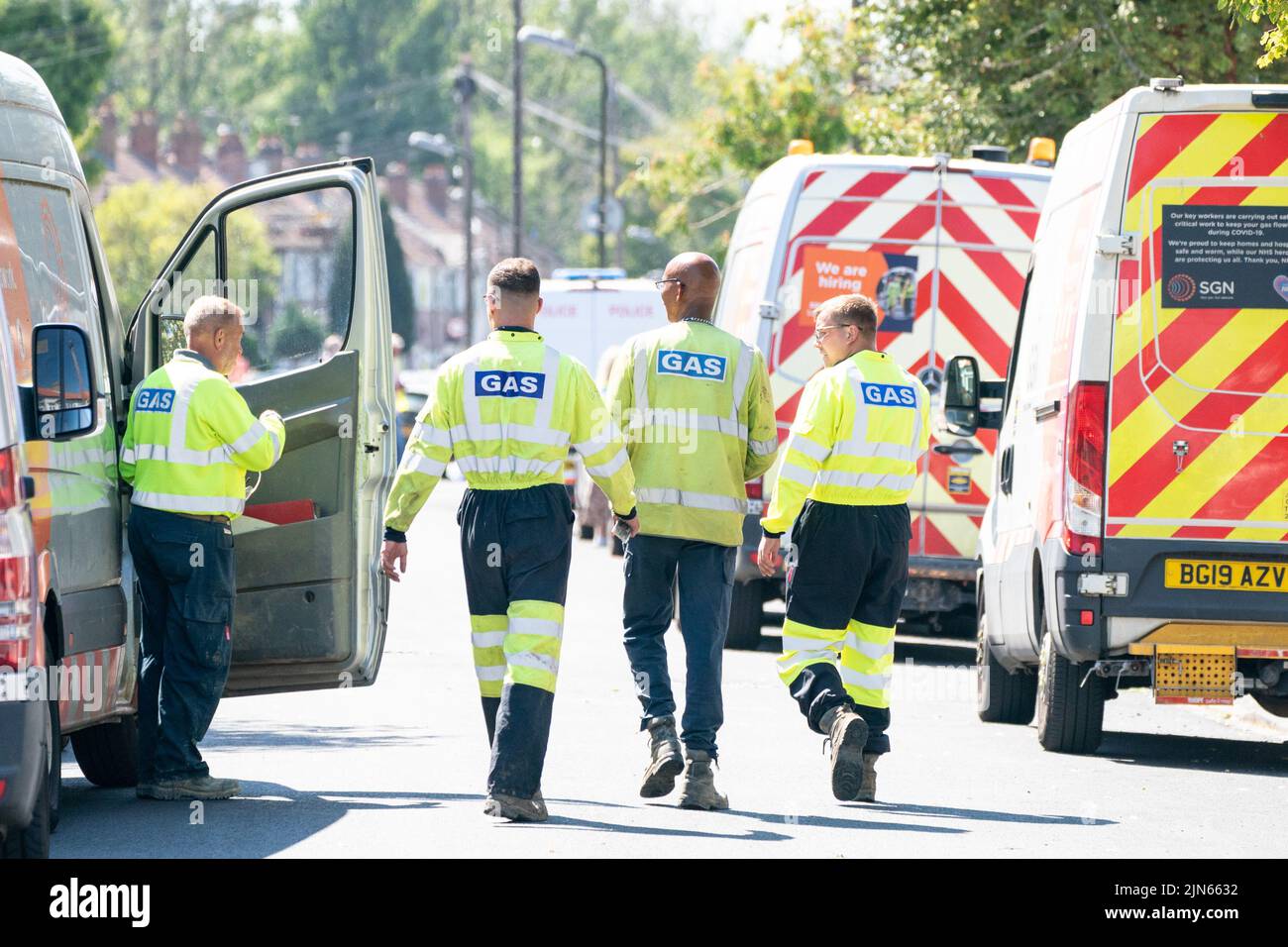 Gasingenieure am Ort einer Explosion an der Galpin's Road in Thornton Heath, Süd-London. Der Londoner Krankenwagen hat bestätigt, dass ein Kind gestorben ist und drei Personen im Krankenhaus sind, nachdem das Reihenhaus am Montag nach einer Explosion und einem Brand zusammengebrochen war. Bilddatum: Dienstag, 9. August 2022. Stockfoto