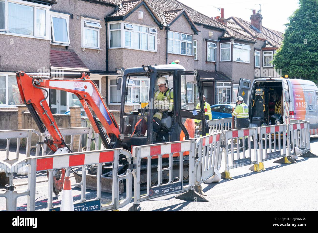 Gasingenieure arbeiten in der Nähe des Explosionsort auf der Galpin's Road in Thornton Heath, Süd-London. Der Londoner Krankenwagen hat bestätigt, dass ein Kind gestorben ist und drei Personen im Krankenhaus sind, nachdem das Reihenhaus am Montag nach einer Explosion und einem Brand zusammengebrochen war. Bilddatum: Dienstag, 9. August 2022. Stockfoto