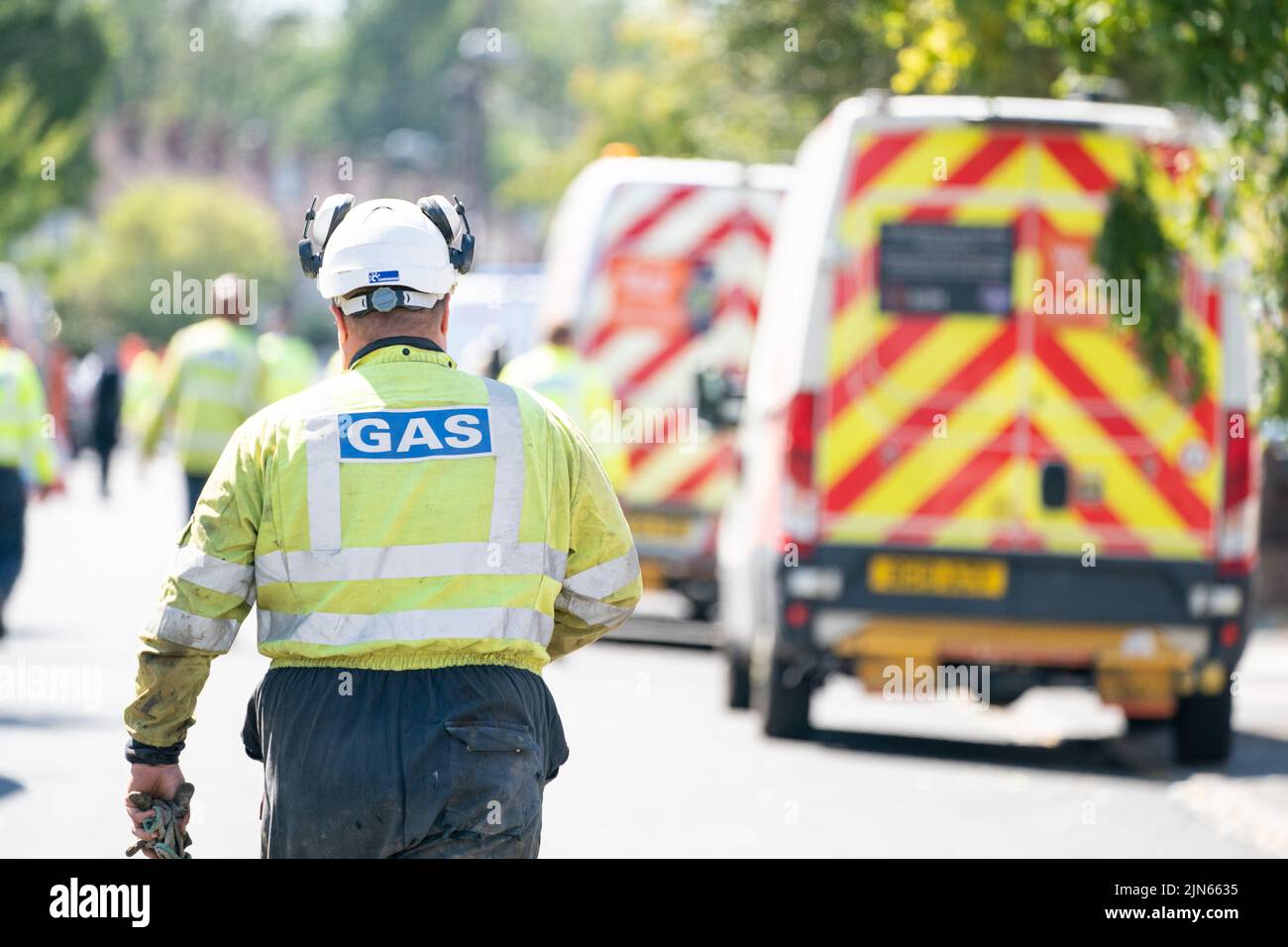 Gasingenieure am Ort einer Explosion an der Galpin's Road in Thornton Heath, Süd-London. Der Londoner Krankenwagen hat bestätigt, dass ein Kind gestorben ist und drei Personen im Krankenhaus sind, nachdem das Reihenhaus am Montag nach einer Explosion und einem Brand zusammengebrochen war. Bilddatum: Dienstag, 9. August 2022. Stockfoto
