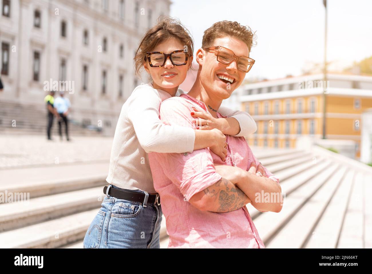 Junge schöne Hipster Paar in der Liebe zu Fuß auf der alten Stadtstraße, Sommer Europa Urlaub, Reise, Spaß, glücklich, Lächelnd, Sonnenbrille, trendiges Outfit, rom Stockfoto