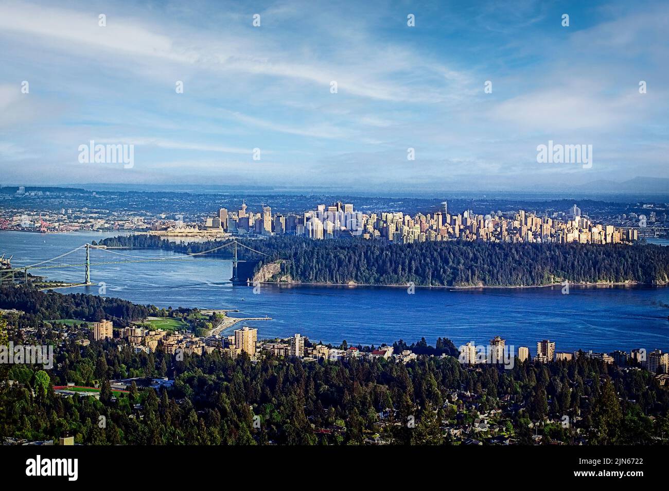 Das Zentrum von Vancouver und die Lions Gate Bridge an der Westküste von British Columbia, Kanada. Stockfoto