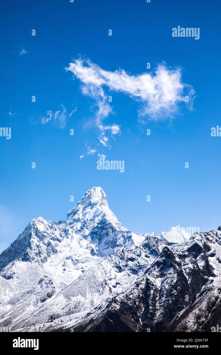 AMA Dablam schwebt im Sagarmatha National Park, Nepal, bis zu 6856 Meter entlang der Wirbelsäule des Himalaya. Stockfoto