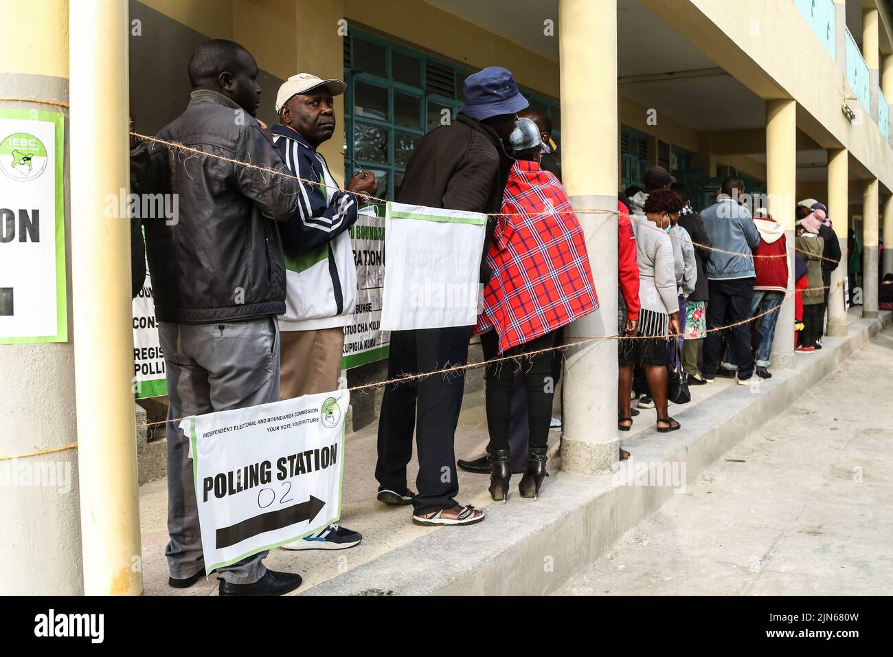 Nakuru, Kenia. 09. August 2022. Nakuru Town, Kenia, 9. August 2022, während der Parlamentswahlen in Kenia stehen Menschen an der Nakuru Boys High School vor der Abstimmung. Die Kenianer haben am Dienstagmorgen, dem 9. August 2022, mit der Wahl ihres bevorzugten Präsidenten und der Mitglieder der nationalen und der Bezirksversammlungen begonnen. Kredit: SOPA Images Limited/Alamy Live Nachrichten Stockfoto