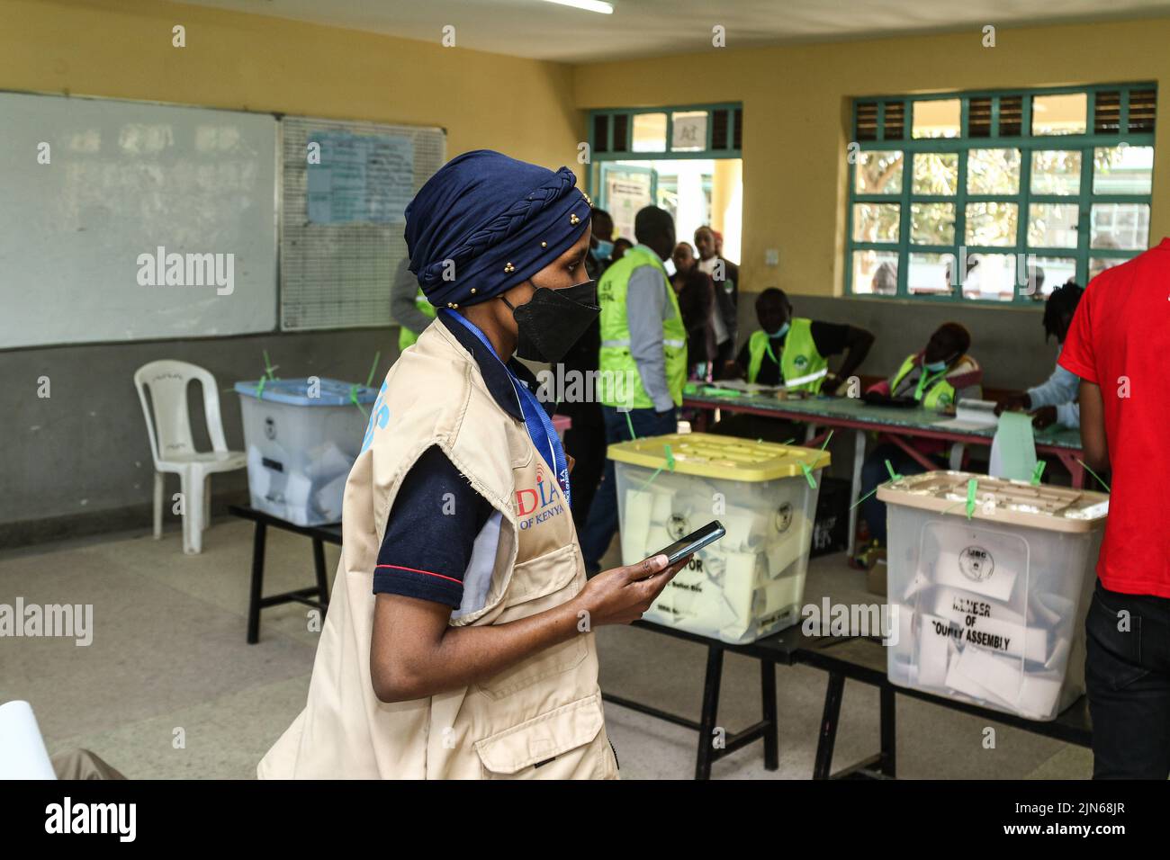 Nakuru, Kenia. 09. August 2022. Sophia Mohamed, Analysebeauftragte des Medienrats von Kenia, beobachtet den Wahlprozess an der Nakuru Boys High School im Wahlkreis Nakuru Town East während der Parlamentswahlen in Kenyaís. Die Kenianer haben am Dienstagmorgen, dem 9. August 2022, mit der Wahl ihres bevorzugten Präsidenten und der Mitglieder der nationalen und der Bezirksversammlungen begonnen. (Foto von James Wakibia/SOPA Images/Sipa USA) Quelle: SIPA USA/Alamy Live News Stockfoto