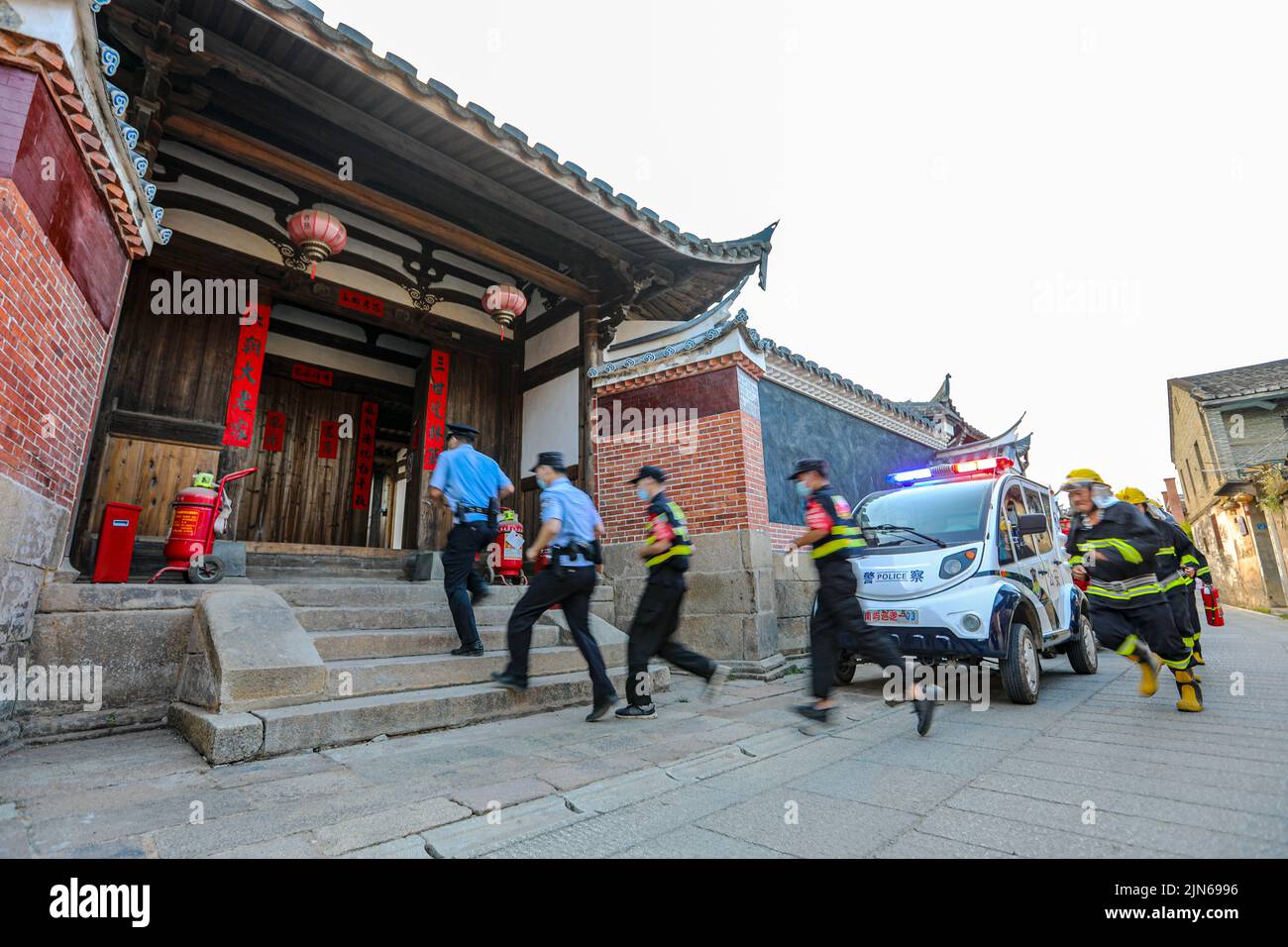 FUZHOU, CHINA - 9. AUGUST 2022 - die Polizei führt eine Brandschutzübung an alten Gebäuden in Fuzhou, Provinz Fujian, China, durch, 9. August 2022. Um 2pm Uhr Stockfoto