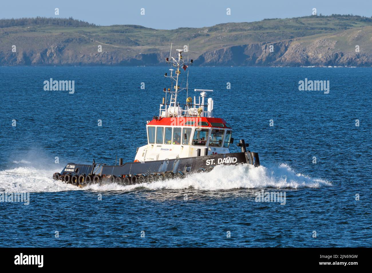 St. David ist ein Schlepper und Arbeitsboot mit Sitz im walisischen Hafen Holyhead - Mai 2022. Stockfoto