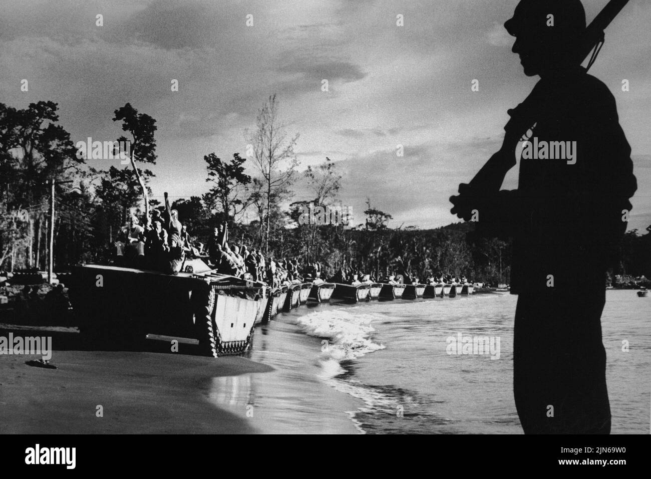 KAP SANAPOR, NEUGUINEA - 1944 - Wasserbüffel ( Amphibienpanzer ) stellen sich zur Invasion von Kap Sansapor am westlichen Ende von Niederländisch-Neuguinea auf. Zoll Stockfoto