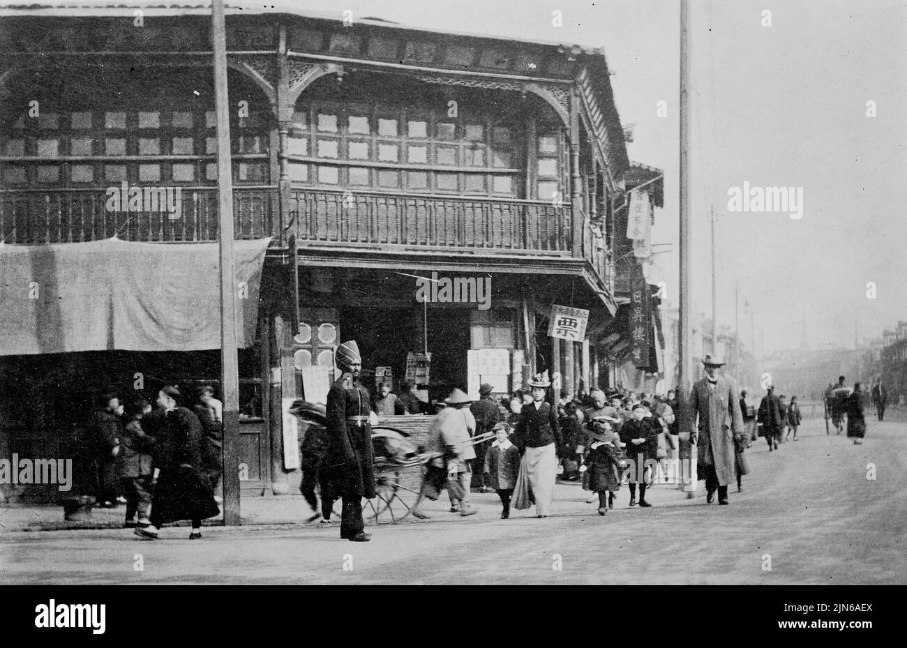 SHANGAI, CHINA - um 1910 - Straßenszene an der Nanking Road in Shanghai, China - Foto: Geopix Stockfoto