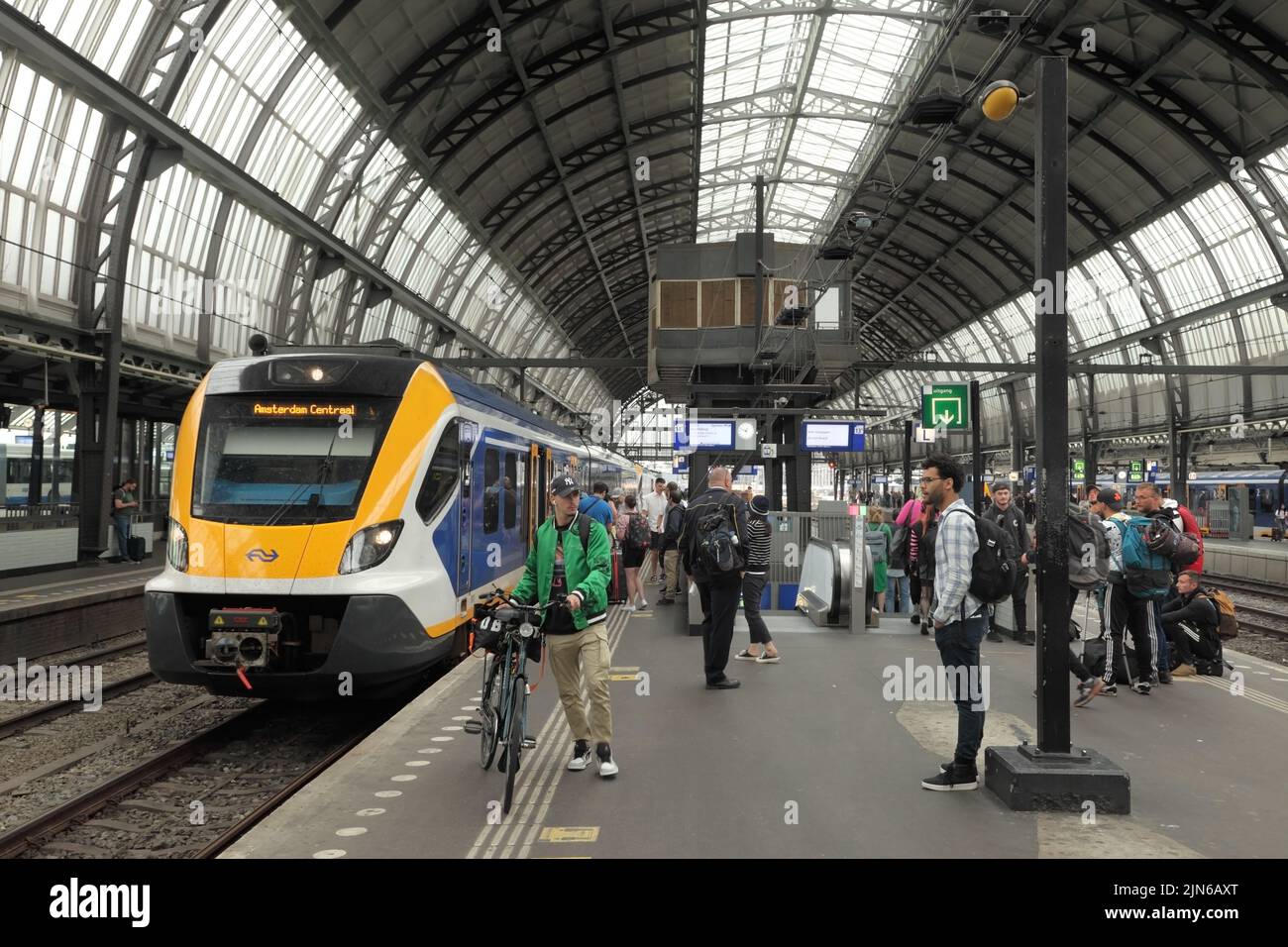 CAF-konstruierter Sprinter New Generation oder SNG Civity Zug am Hauptbahnhof Amsterdam Centraal, Niederlande. Stockfoto