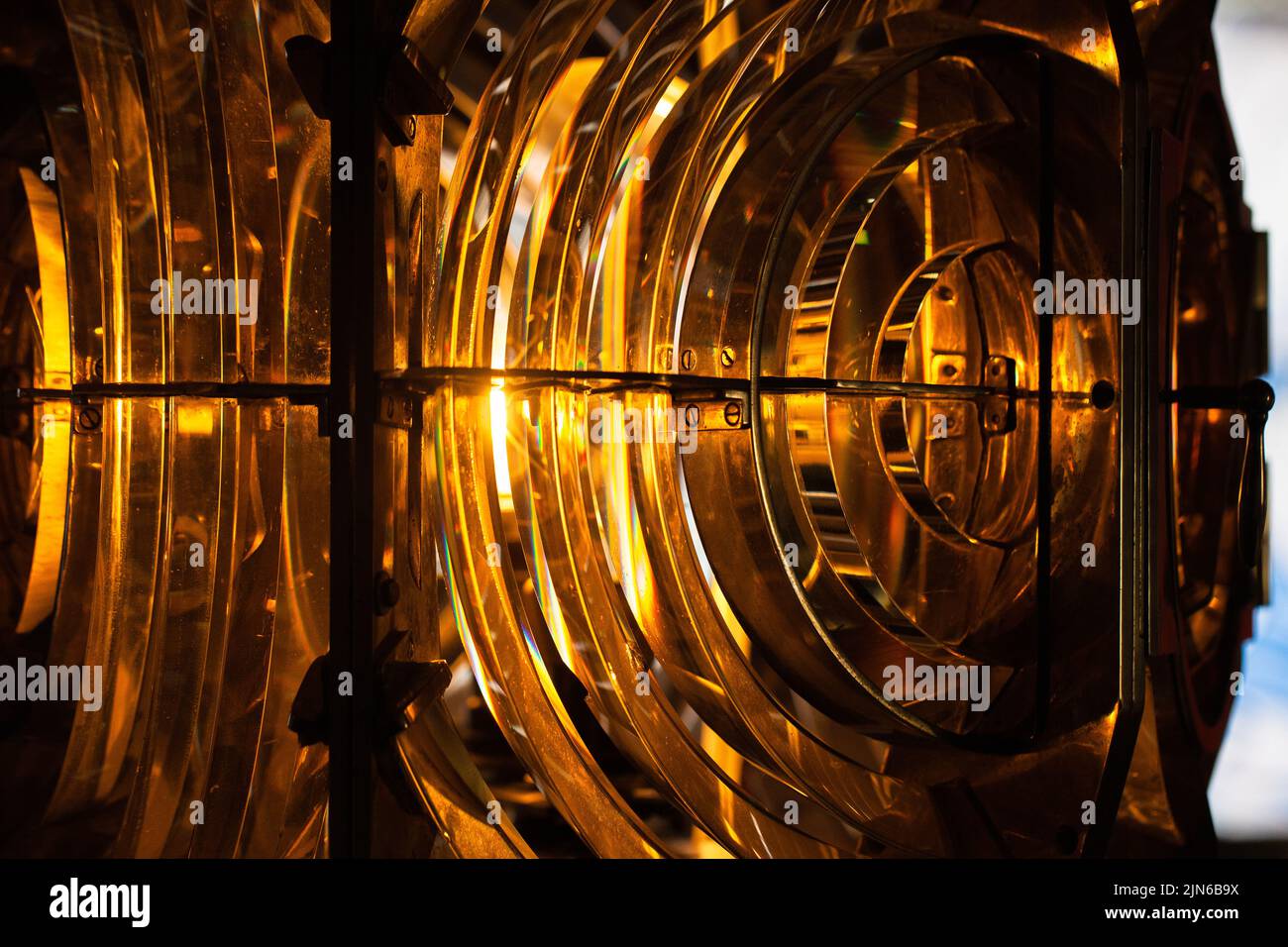 Drehbare Leuchtturmlampe mit Fresnel-Linsen. Es handelt sich um eine Komposit-Kompaktlinse, die vom französischen Physiker Augustin-Jean Fresnel für den Einsatz entwickelt wurde Stockfoto