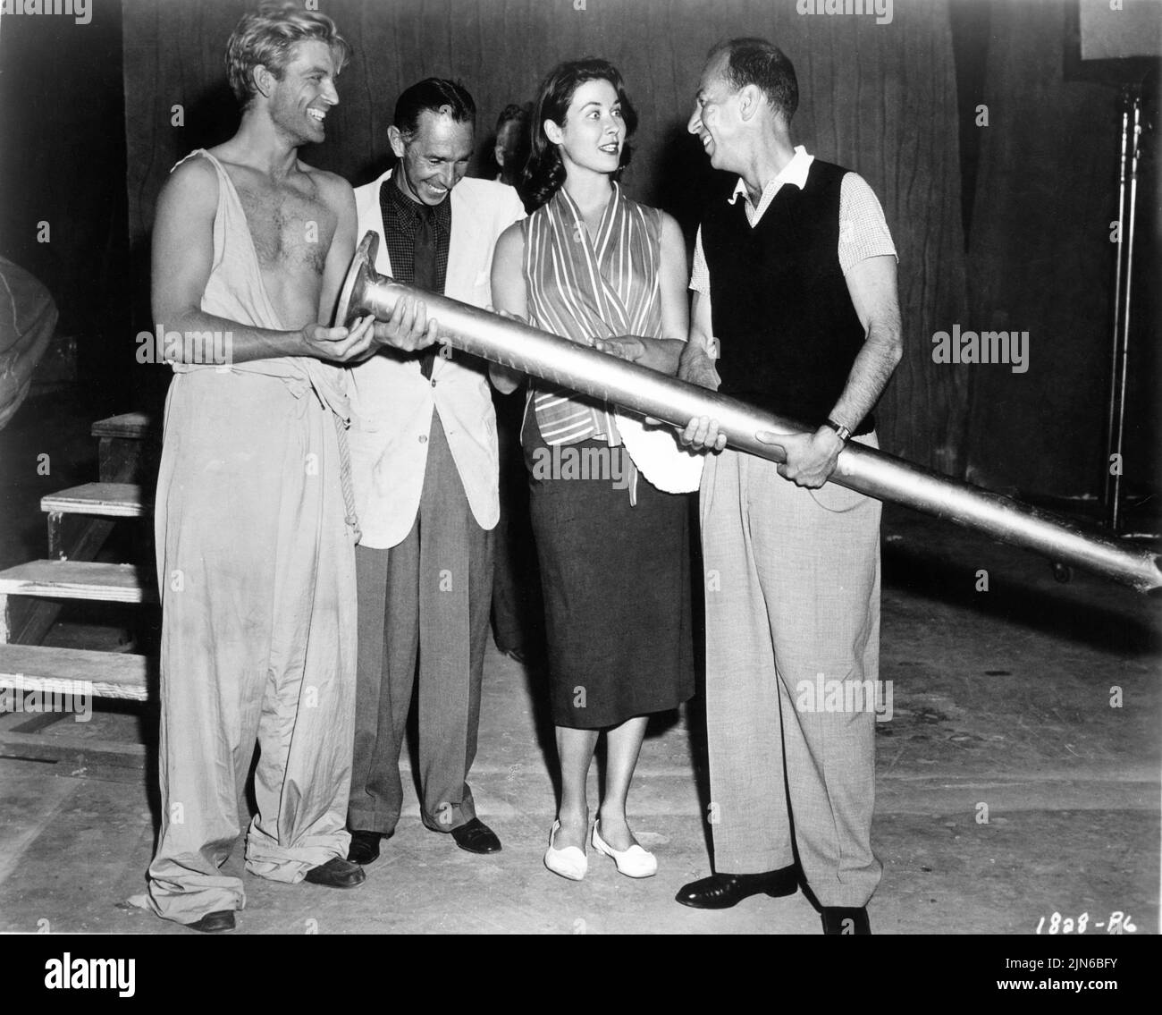 GRANT WILLIAMS und Regisseur JACK ARNOLD zeigen Requisiten-Nagel, um die Besucher am Set zu setzen GIA SCALA und JOSE FERRER während der Dreharbeiten ZUM UNGLAUBLICH SCHRUMPFENDEN MANN 1957 Regisseur JACK ARNOLD Roman / Drehbuch Richard Mathison Produzent Albert Zugsmith Universal International Pictures (UI) Stockfoto