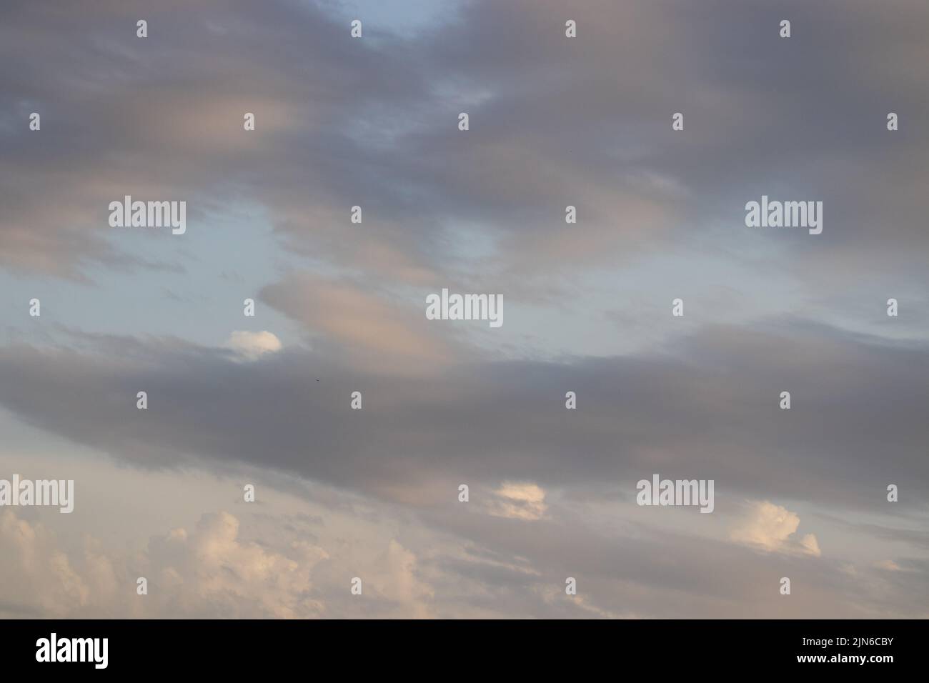 Blauer Himmel mit grau weißen geschwollenen Wolken. Hochwertige Fotos Stockfoto