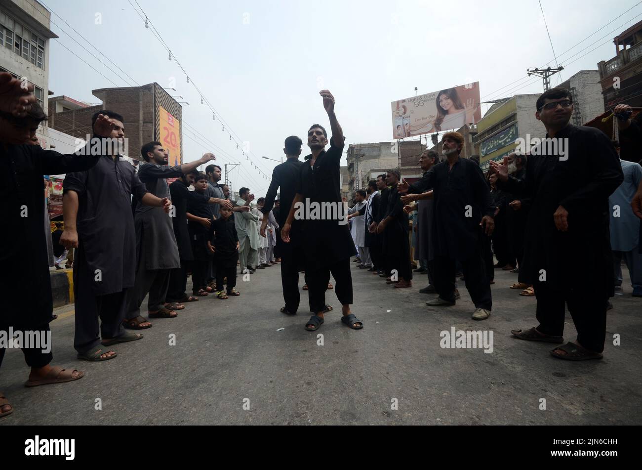 Peshawar, Khyber Pakhtunkhwa, Pakistan. 8. August 2022. Schiitische Muslime geißeln sich während der Prozession zum Ashura-Tag in Peshawar, Pakistan, am 08. August 2022. Schiitische Muslime beobachten den heiligen Monat Muharram, dessen Höhepunkt das Aschura-Fest ist, das an das Martyrium von Imam Hussein, einem Enkel des Propheten Mohammed, in der Schlacht der irakischen Stadt Karbala im siebten Jahrhundert erinnert. (Bild: © Hussain Ali/Pacific Press via ZUMA Press Wire) Stockfoto