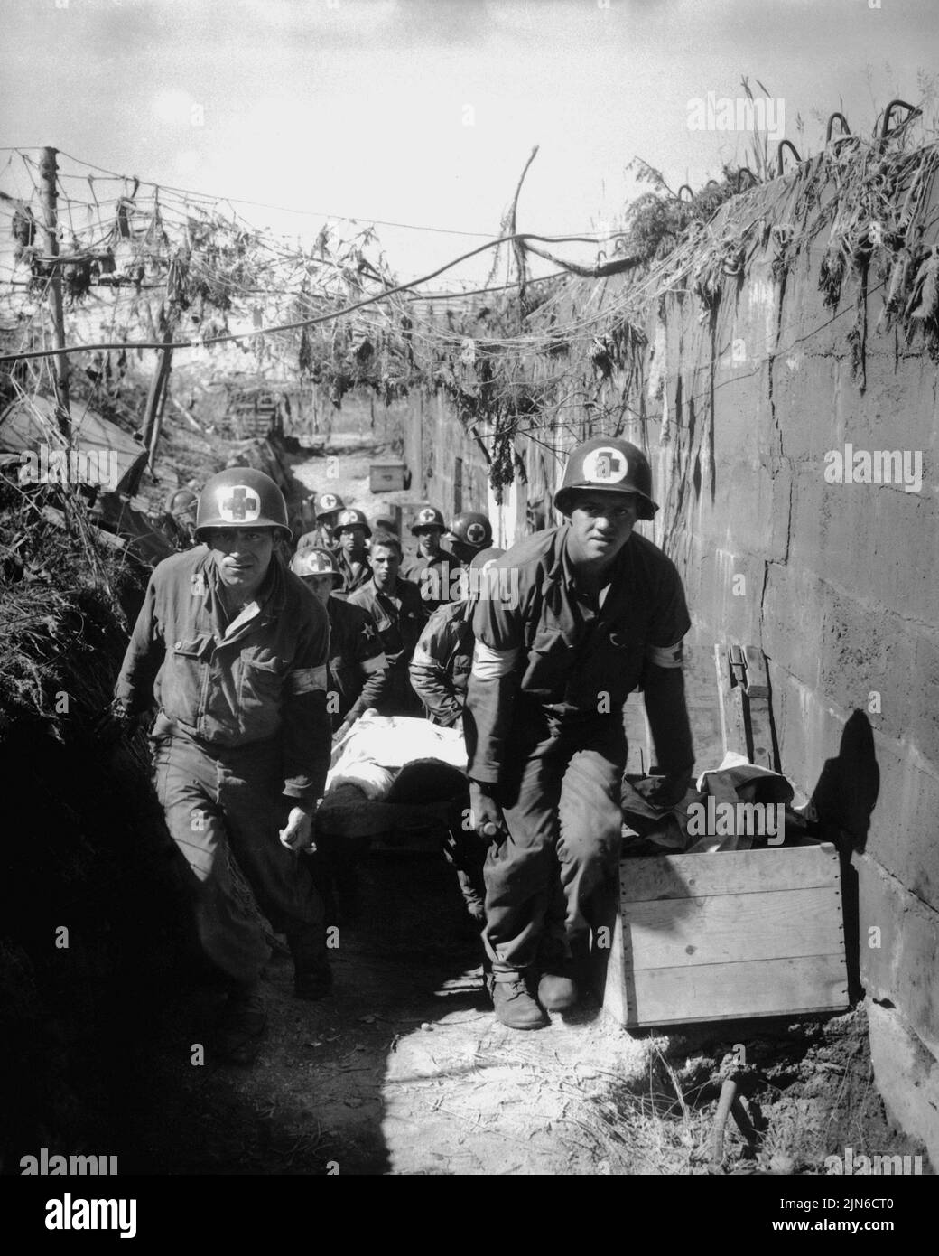 IN DER NÄHE VON BREST, FRANKREICH - 28. August 1944 - Sanitäter der US-Armee entfernen einen Unfall vom Schlachtfeld zu einer Hilfstation in einem Luftschutzkeller in der Nähe von Brest, Fra Stockfoto