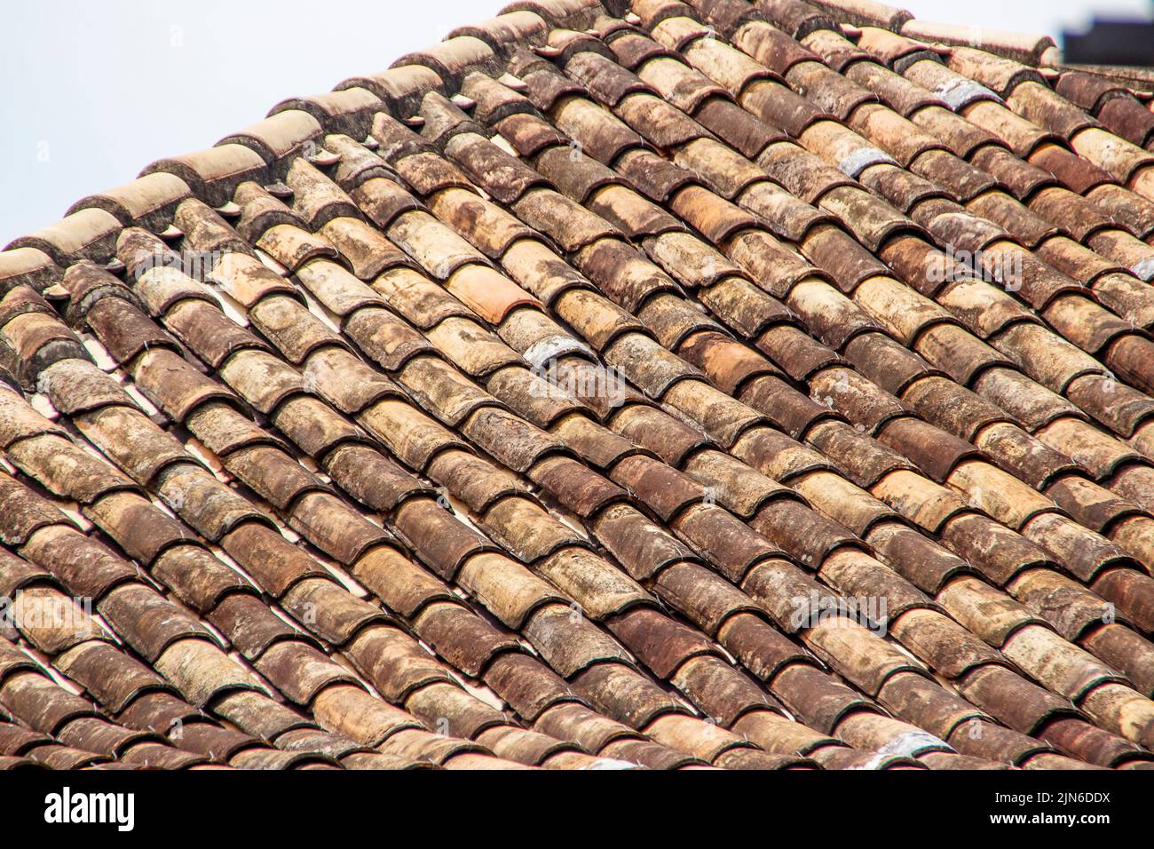 Dach mit Lehmziegeln Stockfoto