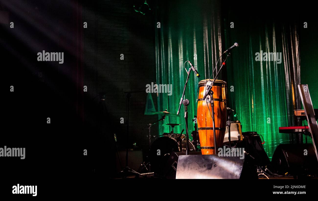 Musikbühne mit Instrumenten Stockfoto