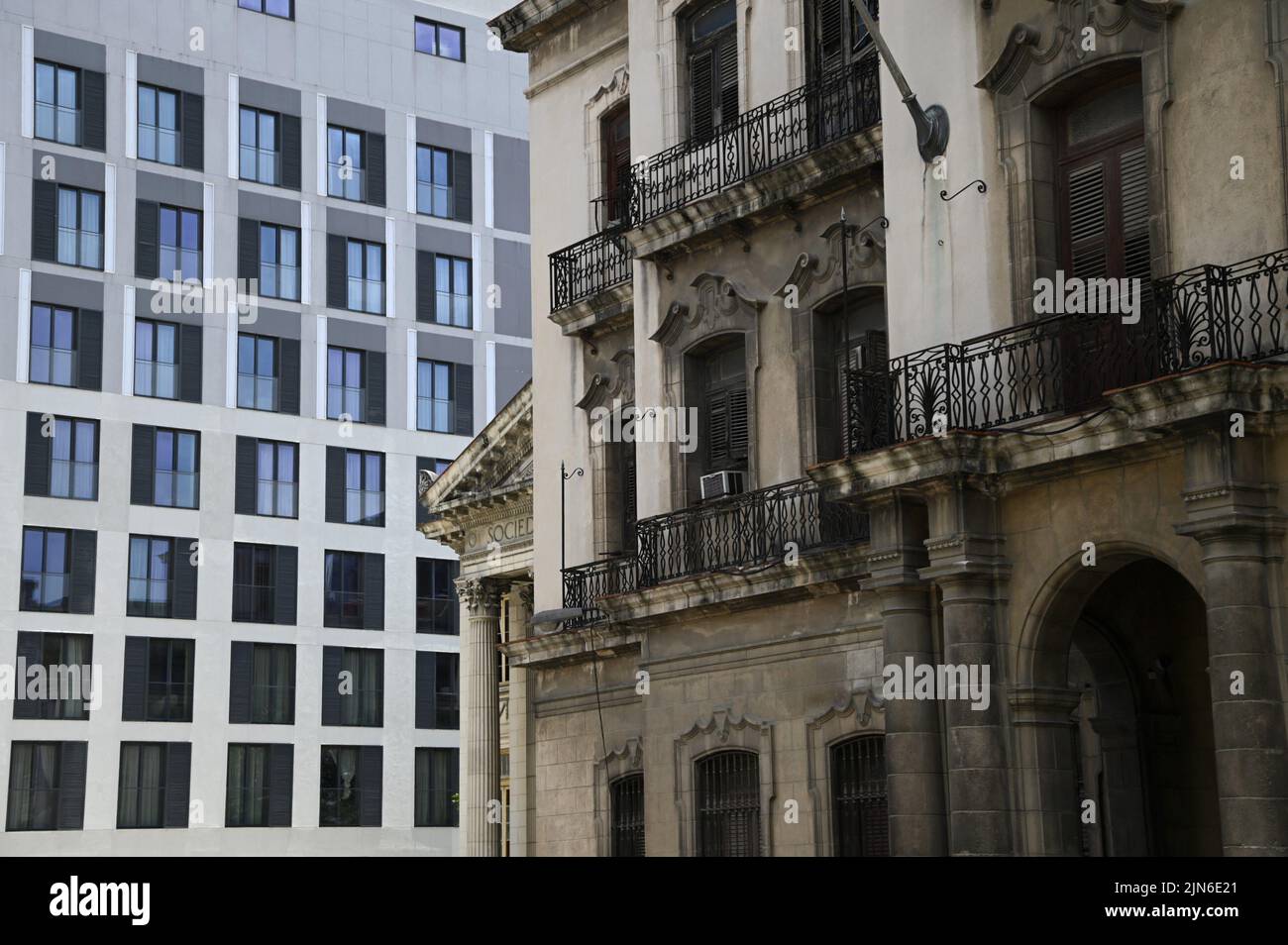 Stadtbild mit Panoramablick auf das neoklassizistische Gebäude der La Sociedad Nacional de la Cruz Roja Cubana im historischen Zentrum von Havanna, Kuba. Stockfoto