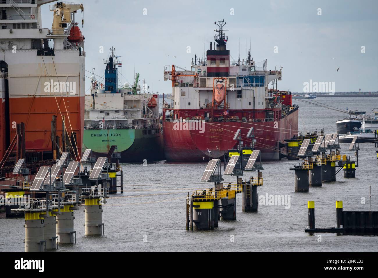 Petroleumhaven, Tanker warten auf neue Beladung im Hafen von Europoort, Ankerlinien als sogenannte digitale Delfine, angetrieben durch Photovoltaik, geben sie Stockfoto