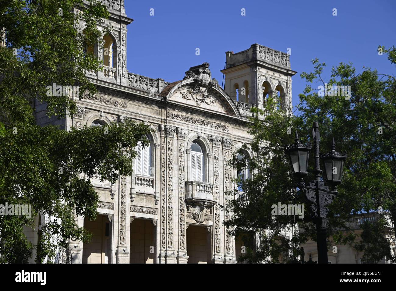 Szenische Außenansicht des Palacio de los Matrimonios im Neo-Renaissance-Stil, einem historischen Denkmal von Havanna in Kuba. Stockfoto