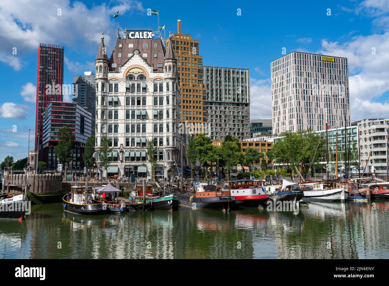Rotterdam Stadtzentrum, Oudehaven, historischer Hafen, das Weiße Haus, historisches Bürogebäude, Historische Schiffe, moderne Stadtkulisse, Niederlande, Stockfoto
