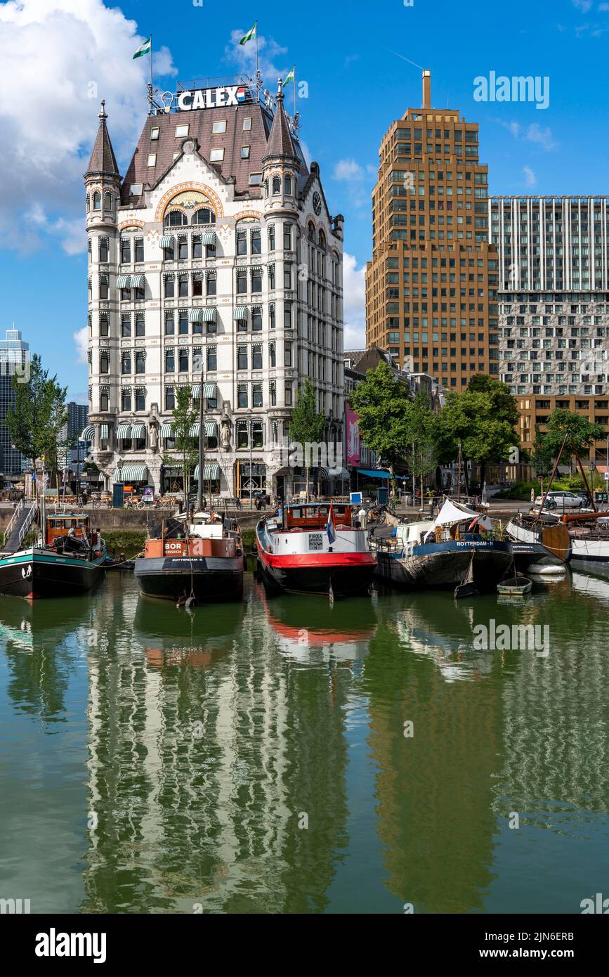 Rotterdam Stadtzentrum, Oudehaven, historischer Hafen, das Weiße Haus, historisches Bürogebäude, Historische Schiffe, moderne Stadtkulisse, Niederlande, Stockfoto