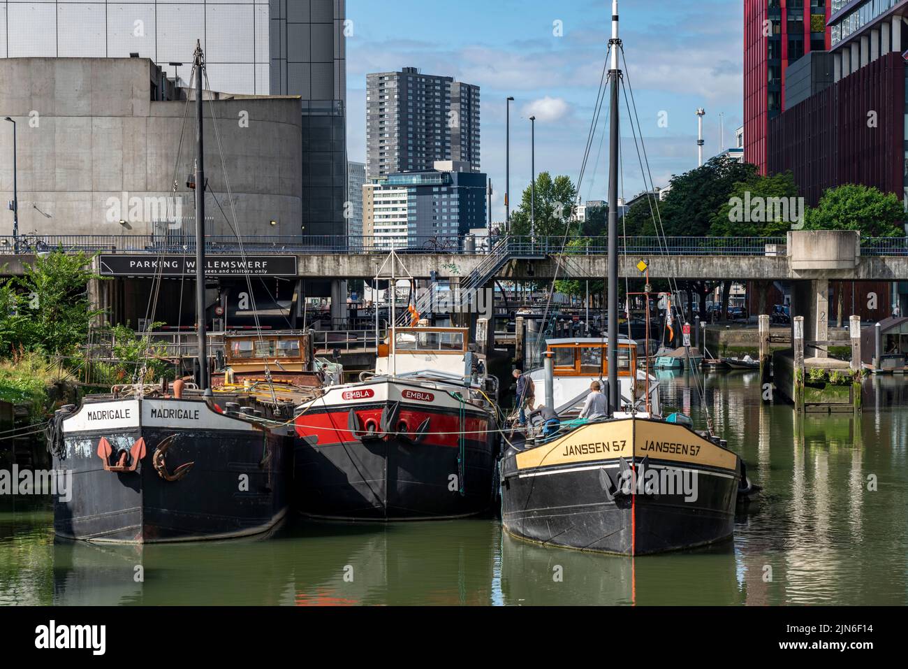 Rotterdam Stadtzentrum, Oudehaven, historischer Hafen, historische Schiffe, moderne Stadtkulisse, Niederlande, Stockfoto